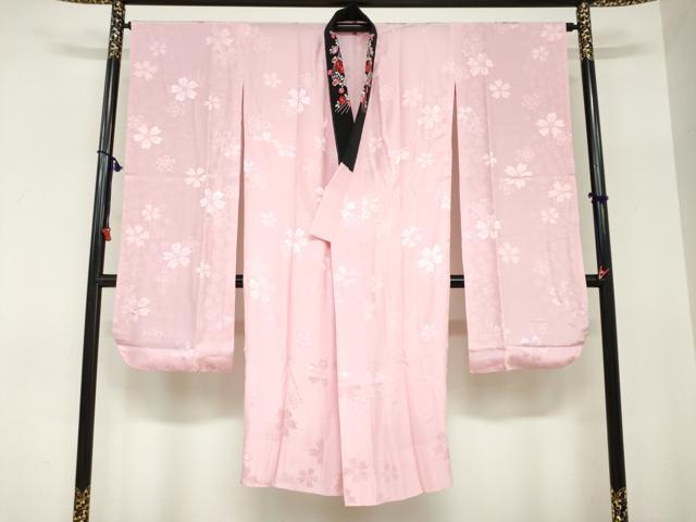 ■■■　サイズ　■■■ 身丈 129cm（肩から） 裄丈 66cm 袖丈 103cm　縫込み 4cm 袖幅 33.5cm 前幅 29cm 後幅 32cm 着物縫いこみ 内揚げ 3cm 裄 お袖側 約2cm　身頃側 約1cm ■■■　商品詳細　■■■ 【正絹】 状態は特に目立ったシミ汚れなどもなく大変良い状態です。 大変上質な逸品になります。 お安く出品致しますので、是非この機会にいかがでしょうか？ ■■■　注意事項　■■■ ■モニター発色の具合により色合いが異なる場合がございます。 ■寸法は多少の誤差が生じる場合がございますのでご了承ください。 ■縫込みの長さが左右非対称の場合は短い部分を記載しております。 左右非対称であってもご返品・お値引き等の保証は出来かねますので、ご了承の上ご購入をお願い致します。 ■シミ等のチェックには注意を払っておりますが、見落としがある場合もございますし、個人の見解も様々ですので神経質な方のご購入はお控えください。 ■箪笥に入っておりました着物や帯なので畳みシワや匂いがあるものもございます。 ■お休みは基本的に土日祝となりますが、その他臨時でお休みする場合がございますのでご了承ください。 ■商品の発送は平日のみの発送となります。 ■夜間と土曜、日曜日はお問い合わせの回答が遅れる場合がございます。 ■当店では、お直し、紋入れ、お手入れ等は承っておりません。 ■生地の状態（ヤケ、経年劣化等）によってはサイズ直しが出来ない場合がございます。 その点もどうかご了承のうえ、ご購入をお願いいたします。 ■弊社で取り扱う商品は一点ものにつき、時期や在庫状況に応じて金額が変更となる場合がございます。 ■検針は行っておりません。予めご了承いただきますようお願いいたします。 ■【洗える着物】と記載のある商品におきましては、商品お届け後に洗濯を行ってしまってからのご返品にはご対応しかねます。 念の為、専門店でのお手入れをお願いいたします。 ■着物のサイズ目安は下記を参考ください↓ ＜女性着物＞　お端折り次第で＋5cm　−1cmが着用可能サイズ 　例）身丈170cmの場合、身長160cm〜175cm ＜男性着物＞　身丈＋約25cm〜27cm程が適応身長 　例）身丈155cmの場合、身長180〜182cm