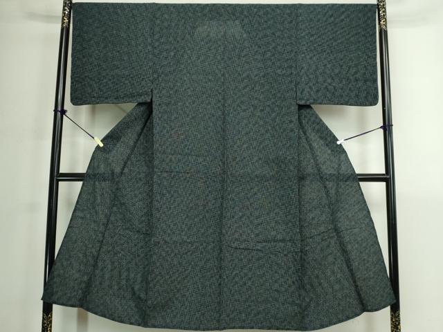 ■■■　サイズ　■■■ 身丈 141cm（肩から） 裄丈 67cm 袖丈 47cm　縫込み 1.5cm 袖幅 36cm 前幅 28cm 後幅 31cm 着物縫いこみ 内揚げ 0cm 裄 お袖側 約3.5cm　身頃側 約0cm ■■■　商品詳細　■■■ 【綿麻】 状態は接写画像のように衿に薄い汚れがございますが その他特に目立ったシミ汚れなどもなく大変良い状態です。 徳島県の伝統的な綿織物で、 国によって伝統的工芸品に指定されている阿波しじら織。 かつて徳島藩では庶民の絹織物の着用が禁じられており、 綿織物をよりお洒落に楽しみたいという人々の思いから生まれた織物です。 経糸の伸縮性を利用した、独特のしぼのある風合いが 素朴な魅力に満ちていて、なんといっても先染め糸で 織り表された柄が気取らないお洒落さを感じさせます。 また、木綿の肌触りも大変優しくさらさらしており、 吸湿性に優れていますので蒸れずに快適な着物姿を楽しめます。 大変上質な逸品になります。 お安く出品致しますので、是非この機会にいかがでしょうか？ ■■■　注意事項　■■■ ■モニター発色の具合により色合いが異なる場合がございます。 ■寸法は多少の誤差が生じる場合がございますのでご了承ください。 ■縫込みの長さが左右非対称の場合は短い部分を記載しております。 左右非対称であってもご返品・お値引き等の保証は出来かねますので、ご了承の上ご購入をお願い致します。 ■シミ等のチェックには注意を払っておりますが、見落としがある場合もございますし、個人の見解も様々ですので神経質な方のご購入はお控えください。 ■箪笥に入っておりました着物や帯なので畳みシワや匂いがあるものもございます。 ■お休みは基本的に土日祝となりますが、その他臨時でお休みする場合がございますのでご了承ください。 ■商品の発送は平日のみの発送となります。 ■夜間と土曜、日曜日はお問い合わせの回答が遅れる場合がございます。 ■当店では、お直し、紋入れ、お手入れ等は承っておりません。 ■生地の状態（ヤケ、経年劣化等）によってはサイズ直しが出来ない場合がございます。 その点もどうかご了承のうえ、ご購入をお願いいたします。 ■弊社で取り扱う商品は一点ものにつき、時期や在庫状況に応じて金額が変更となる場合がございます。 ■検針は行っておりません。予めご了承いただきますようお願いいたします。 ■【洗える着物】と記載のある商品におきましては、商品お届け後に洗濯を行ってしまってからのご返品にはご対応しかねます。 念の為、専門店でのお手入れをお願いいたします。 ■写真に写っている物が全てになります。それ以外の付属品はございませんのでご了承ください。 ■状態に関する写真につきましては、掲載可能な写真枚数に限りがあるため、各箇所につき1枚参考画像を掲載しております。 ■着物のサイズ目安は下記を参考ください↓ ＜女性着物＞　お端折り次第で＋5cm　−1cmが着用可能サイズ 　例）身丈170cmの場合、身長160cm〜175cm ＜男性着物＞　身丈＋約25cm〜27cm程が適応身長 　例）身丈155cmの場合、身長180〜182cm