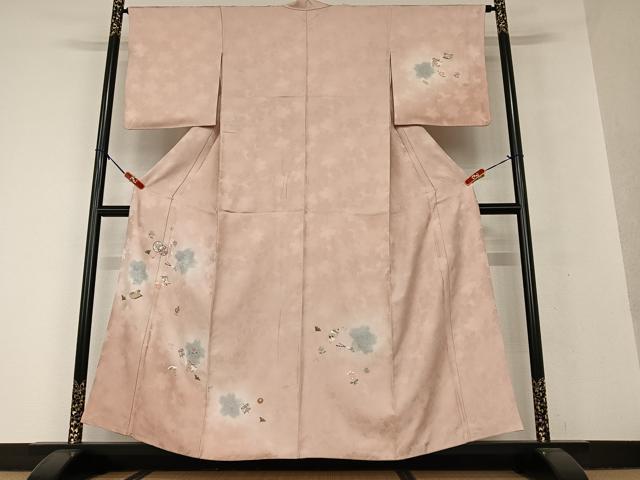 ■■■　サイズ　■■■ 身丈 156cm（肩から） 裄丈 65cm 袖丈 50.5cm　縫込み 7.5cm 袖幅 33.5cm 前幅 23cm 後幅 28.5cm 着物縫いこみ 内揚げ 10.5cm 裄 お袖側 約4cm　身頃側 約5cm ■■■　商品詳細　■■■ 【正絹】 状態は接写画像のように衿山に薄い汚れがございますが その他特に目立ったシミ汚れなどもなく大変良い状態です。 大変上質な逸品になります。 お安く出品致しますので、是非この機会にいかがでしょうか？ ※若干着用シワがございます。 ■■■　注意事項　■■■ ■モニター発色の具合により色合いが異なる場合がございます。 ■寸法は多少の誤差が生じる場合がございますのでご了承ください。 ■シミ等のチェックには注意を払っておりますが、見落としがある場合もございますし、個人の見解も様々ですので神経質な方のご購入はお控えください。 ■箪笥に入っておりました着物や帯なので畳みシワや匂いがあるものもございます。 ■お休みは基本的に土日祝となりますが、その他臨時でお休みする場合がございますのでご了承ください。 ■商品の発送は平日のみの発送となります。 ■夜間と土曜、日曜日はお問い合わせの回答が遅れる場合がございます。 ■当店では、お直し、紋入れ、お手入れ等は承っておりません。 ■生地の状態（ヤケ、経年劣化等）によってはサイズ直しが出来ない場合がございます。 その点もどうかご了承のうえ、ご購入をお願いいたします。 ■着物のサイズ目安は下記を参考ください↓ ＜女性着物＞　身長-10cm+5cmが着用可能サイズ(お端折り次第) 　例）身長160cmの方→着物身丈150cm〜165cm ＜男性着物＞　身長-27cm ±5cmが着用可能サイズ 　例）身長170cmの方→着物身丈138cm〜148cm