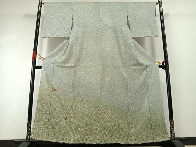 ■■■　サイズ　■■■ 身丈 160cm（肩から） 裄丈 66cm 袖丈 47cm　縫込み 6.5cm 袖幅 32.5cm 前幅 23cm 後幅 31cm 着物縫いこみ 内揚げ 4.5cm 裄 お袖側 約1.5cm　身頃側 約1cm ■■■　商品詳細　■■■ 【正絹】 状態は接写画像のように衿山・左袖に薄い汚れがございますが その他特に目立ったシミ汚れなどもなく大変良い状態です。 大変上質な逸品になります。 お安く出品致しますので、是非この機会にいかがでしょうか？ ■■■　注意事項　■■■ ■モニター発色の具合により色合いが異なる場合がございます。 ■寸法は多少の誤差が生じる場合がございますのでご了承ください。 ■縫込みの長さが左右非対称の場合は短い部分を記載しております。 左右非対称であってもご返品・お値引き等の保証は出来かねますので、ご了承の上ご購入をお願い致します。 ■シミ等のチェックには注意を払っておりますが、見落としがある場合もございますし、個人の見解も様々ですので神経質な方のご購入はお控えください。 ■箪笥に入っておりました着物や帯なので畳みシワや匂いがあるものもございます。 ■お休みは基本的に土日祝となりますが、その他臨時でお休みする場合がございますのでご了承ください。 ■商品の発送は平日のみの発送となります。 ■夜間と土曜、日曜日はお問い合わせの回答が遅れる場合がございます。 ■当店では、お直し、紋入れ、お手入れ等は承っておりません。 ■生地の状態（ヤケ、経年劣化等）によってはサイズ直しが出来ない場合がございます。 その点もどうかご了承のうえ、ご購入をお願いいたします。 ■弊社で取り扱う商品は一点ものにつき、時期や在庫状況に応じて金額が変更となる場合がございます。 ■検針は行っておりません。予めご了承いただきますようお願いいたします。 ■【洗える着物】と記載のある商品におきましては、商品お届け後に洗濯を行ってしまってからのご返品にはご対応しかねます。 念の為、専門店でのお手入れをお願いいたします。 ■写真に写っている物が全てになります。それ以外の付属品はございませんのでご了承ください。 ■状態に関する写真につきましては、掲載可能な写真枚数に限りがあるため、各箇所につき1枚参考画像を掲載しております。 ■着物のサイズ目安は下記を参考ください↓ ＜女性着物＞　お端折り次第で＋5cm　－1cmが着用可能サイズ 　例）身丈170cmの場合、身長160cm～175cm ＜男性着物＞　身丈＋約25cm～27cm程が適応身長 　例）身丈155cmの場合、身長180～182cm