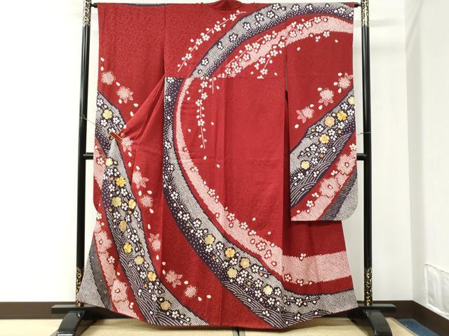 ■■■　サイズ　■■■ 身丈 160cm（肩から） 裄丈 64.5cm 袖丈 108.5cm　縫込み 8.5cm 袖幅 34cm 前幅 25cm 後幅 31cm 着物縫いこみ 内揚げ 12cm 裄 お袖側 約2.5cm　身頃側 約5cm ■■■　商品詳細　■■■ 【正絹】 状態は特に目立ったシミ汚れなどもなく大変良い状態です。 大変上質な逸品になります。 お安く出品致しますので、是非この機会にいかがでしょうか？ ■■■　注意事項　■■■ ■モニター発色の具合により色合いが異なる場合がございます。 ■寸法は多少の誤差が生じる場合がございますのでご了承ください。 ■縫込みの長さが左右非対称の場合は短い部分を記載しております。 左右非対称であってもご返品・お値引き等の保証は出来かねますので、ご了承の上ご購入をお願い致します。 ■シミ等のチェックには注意を払っておりますが、見落としがある場合もございますし、個人の見解も様々ですので神経質な方のご購入はお控えください。 ■箪笥に入っておりました着物や帯なので畳みシワや匂いがあるものもございます。 ■お休みは基本的に土日祝となりますが、その他臨時でお休みする場合がございますのでご了承ください。 ■商品の発送は平日のみの発送となります。 ■夜間と土曜、日曜日はお問い合わせの回答が遅れる場合がございます。 ■当店では、お直し、紋入れ、お手入れ等は承っておりません。 ■生地の状態（ヤケ、経年劣化等）によってはサイズ直しが出来ない場合がございます。 その点もどうかご了承のうえ、ご購入をお願いいたします。 ■弊社で取り扱う商品は一点ものにつき、時期や在庫状況に応じて金額が変更となる場合がございます。 ■検針は行っておりません。予めご了承いただきますようお願いいたします。 ■【洗える着物】と記載のある商品におきましては、商品お届け後に洗濯を行ってしまってからのご返品にはご対応しかねます。 念の為、専門店でのお手入れをお願いいたします。 ■写真に写っている物が全てになります。それ以外の付属品はございませんのでご了承ください。 ■状態に関する写真につきましては、掲載可能な写真枚数に限りがあるため、各箇所につき1枚参考画像を掲載しております。 ■着物のサイズ目安は下記を参考ください↓ ＜女性着物＞　お端折り次第で＋5cm　−1cmが着用可能サイズ 　例）身丈170cmの場合、身長160cm〜175cm ＜男性着物＞　身丈＋約25cm〜27cm程が適応身長 　例）身丈155cmの場合、身長180〜182cm