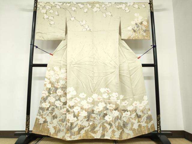 ■■■　サイズ　■■■ 身丈 156cm（肩から） 裄丈 68.5cm 袖丈 48.5cm　縫込み 6cm 袖幅 34cm 前幅 24cm 後幅 30cm 着物縫いこみ 内揚げ 9cm 裄 お袖側 約1cm　身頃側 約1cm ■■■　商品詳細　■■■ 【正絹】 状態は接写画像のように胴裏に薄い汚れがございますが その他特に目立ったシミ汚れなどもなく大変良い状態です。 大変上質な逸品になります。 お安く出品致しますので、是非この機会にいかがでしょうか？ ■■■　注意事項　■■■ ■モニター発色の具合により色合いが異なる場合がございます。 ■寸法は多少の誤差が生じる場合がございますのでご了承ください。 ■縫込みの長さが左右非対称の場合は短い部分を記載しております。 左右非対称であってもご返品・お値引き等の保証は出来かねますので、ご了承の上ご購入をお願い致します。 ■シミ等のチェックには注意を払っておりますが、見落としがある場合もございますし、個人の見解も様々ですので神経質な方のご購入はお控えください。 ■箪笥に入っておりました着物や帯なので畳みシワや匂いがあるものもございます。 ■お休みは基本的に土日祝となりますが、その他臨時でお休みする場合がございますのでご了承ください。 ■商品の発送は平日のみの発送となります。 ■夜間と土曜、日曜日はお問い合わせの回答が遅れる場合がございます。 ■当店では、お直し、紋入れ、お手入れ等は承っておりません。 ■生地の状態（ヤケ、経年劣化等）によってはサイズ直しが出来ない場合がございます。 その点もどうかご了承のうえ、ご購入をお願いいたします。 ■弊社で取り扱う商品は一点ものにつき、時期や在庫状況に応じて金額が変更となる場合がございます。 ■検針は行っておりません。予めご了承いただきますようお願いいたします。 ■【洗える着物】と記載のある商品におきましては、商品お届け後に洗濯を行ってしまってからのご返品にはご対応しかねます。 念の為、専門店でのお手入れをお願いいたします。 ■着物のサイズ目安は下記を参考ください↓ ＜女性着物＞　お端折り次第で＋5cm　−1cmが着用可能サイズ 　例）身丈170cmの場合、身長160cm〜175cm ＜男性着物＞　身丈＋約25cm〜27cm程が適応身長 　例）身丈155cmの場合、身長180〜182cm