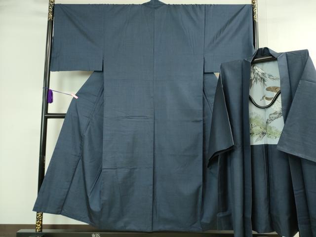 ■■■　サイズ　■■■ 【着物】 身丈 150cm（肩から） 裄丈 72cm 袖丈 49cm 袖幅 35.5cm 前幅 28.5cm 後幅 32.5cm 着物縫いこみ 内揚げ 12cm 裄 お袖側 約 2cm　身頃側 約 2cm 【羽織】 身丈 93cm（肩から） 裄丈 73.cm 袖丈 49.5cm 袖幅 37cm 前幅 24.5cm 後幅 33cm 着物縫いこみ 内揚げ 0cm 裄 お袖側 約 2cm　身頃側 約 2cm ■■■　商品詳細　■■■ 【正絹】 状態は特に目立ったシミ汚れなどもなく大変良い状態です。 大変上質な極上の逸品になります。 お安く出品致しますので、是非この機会にいかがでしょうか？ ■■■　注意事項　■■■ ■モニター発色の具合により色合いが異なる場合がございます。 ■寸法は多少の誤差が生じる場合がございますのでご了承ください。 ■縫込みの長さが左右非対称の場合は短い部分を記載しております。 左右非対称であってもご返品・お値引き等の保証は出来かねますので、ご了承の上ご購入をお願い致します。 ■シミ等のチェックには注意を払っておりますが、見落としがある場合もございますし、個人の見解も様々ですので神経質な方のご購入はお控えください。 ■箪笥に入っておりました着物や帯なので畳みシワや匂いがあるものもございます。 ■お休みは基本的に土日祝となりますが、その他臨時でお休みする場合がございますのでご了承ください。 ■商品の発送は平日のみの発送となります。 ■夜間と土曜、日曜日はお問い合わせの回答が遅れる場合がございます。 ■当店では、お直し、紋入れ、お手入れ等は承っておりません。 ■生地の状態（ヤケ、経年劣化等）によってはサイズ直しが出来ない場合がございます。 その点もどうかご了承のうえ、ご購入をお願いいたします。 ■弊社で取り扱う商品は一点ものにつき、時期や在庫状況に応じて金額が変更となる場合がございます。 ■検針は行っておりません。予めご了承いただきますようお願いいたします。 ■【洗える着物】と記載のある商品におきましては、商品お届け後に洗濯を行ってしまってからのご返品にはご対応しかねます。 念の為、専門店でのお手入れをお願いいたします。 ■着物のサイズ目安は下記を参考ください↓ ＜女性着物＞　お端折り次第で＋5?　−10?が着用可能サイズ 　例）身丈170?の場合、身長160?〜175? ＜男性着物＞　身丈＋約25?〜27?程が適応身長 　例）身丈155?の場合、身長180〜182?