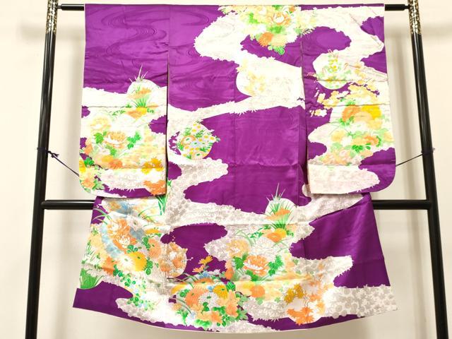 ■■■　サイズ　■■■ 【祝着】 身丈 123.5cm（肩から） 裄丈 58cm（肩上げ　0cm） 袖丈 75cm　縫込み 3cm 袖幅 32.5cm 前幅 18.5cm 後幅 25cm 着物縫いこみ 内揚げ 0cm （腰上げ　0cm） 裄 お袖側 約1cm　身頃側 約0cm ■■■　商品詳細　■■■ 着物【正絹】 状態は特に目立ったシミ汚れなどもなく大変良い状態です。 大変上質な逸品になります。 お安く出品致しますので、是非この機会にいかがでしょうか？ ※肩上げと腰上げがされておりません。 ■■■　注意事項　■■■ ■モニター発色の具合により色合いが異なる場合がございます。 ■寸法は多少の誤差が生じる場合がございますのでご了承ください。 ■縫込みの長さが左右非対称の場合は短い部分を記載しております。 左右非対称であってもご返品・お値引き等の保証は出来かねますので、ご了承の上ご購入をお願い致します。 ■シミ等のチェックには注意を払っておりますが、見落としがある場合もございますし、個人の見解も様々ですので神経質な方のご購入はお控えください。 ■箪笥に入っておりました着物や帯なので畳みシワや匂いがあるものもございます。 ■お休みは基本的に土日祝となりますが、その他臨時でお休みする場合がございますのでご了承ください。 ■商品の発送は平日のみの発送となります。 ■夜間と土曜、日曜日はお問い合わせの回答が遅れる場合がございます。 ■当店では、お直し、紋入れ、お手入れ等は承っておりません。 ■生地の状態（ヤケ、経年劣化等）によってはサイズ直しが出来ない場合がございます。 その点もどうかご了承のうえ、ご購入をお願いいたします。 ■弊社で取り扱う商品は一点ものにつき、時期や在庫状況に応じて金額が変更となる場合がございます。 ■検針は行っておりません。予めご了承いただきますようお願いいたします。 ■【洗える着物】と記載のある商品におきましては、商品お届け後に洗濯を行ってしまってからのご返品にはご対応しかねます。 念の為、専門店でのお手入れをお願いいたします。 ■着物のサイズ目安は下記を参考ください↓ ＜女性着物＞　お端折り次第で＋5cm　−1cmが着用可能サイズ 　例）身丈170cmの場合、身長160cm〜175cm ＜男性着物＞　身丈＋約25cm〜27cm程が適応身長 　例）身丈155cmの場合、身長180〜182cm