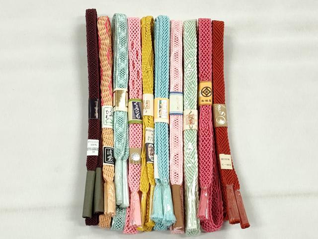 ■■■　商品詳細　■■■ 【未使用】 ※こちらのお品はまとめての出品となりますので、 汚れ・サイズ等の詳細は記載しておりません。 ご理解の上でのご入札をお願い致します。 大変上質な逸品になります。 お安く出品致しますので、是非この機会にいかがでしょうか？ ■■■　注意事項　■■■ ■モニター発色の具合により色合いが異なる場合がございます。 ■寸法は多少の誤差が生じる場合がございますのでご了承ください。 ■縫込みの長さが左右非対称の場合は短い部分を記載しております。 左右非対称であってもご返品・お値引き等の保証は出来かねますので、ご了承の上ご購入をお願い致します。 ■シミ等のチェックには注意を払っておりますが、見落としがある場合もございますし、個人の見解も様々ですので神経質な方のご購入はお控えください。 ■箪笥に入っておりました着物や帯なので畳みシワや匂いがあるものもございます。 ■お休みは基本的に土日祝となりますが、その他臨時でお休みする場合がございますのでご了承ください。 ■商品の発送は平日のみの発送となります。 ■夜間と土曜、日曜日はお問い合わせの回答が遅れる場合がございます。 ■当店では、お直し、紋入れ、お手入れ等は承っておりません。 ■生地の状態（ヤケ、経年劣化等）によってはサイズ直しが出来ない場合がございます。 その点もどうかご了承のうえ、ご購入をお願いいたします。 ■弊社で取り扱う商品は一点ものにつき、時期や在庫状況に応じて金額が変更となる場合がございます。 ■検針は行っておりません。予めご了承いただきますようお願いいたします。 ■【洗える着物】と記載のある商品におきましては、商品お届け後に洗濯を行ってしまってからのご返品にはご対応しかねます。 念の為、専門店でのお手入れをお願いいたします。 ■写真に写っている物が全てになります。それ以外の付属品はございませんのでご了承ください。 ■状態に関する写真につきましては、掲載可能な写真枚数に限りがあるため、各箇所につき1枚参考画像を掲載しております。 ■着物のサイズ目安は下記を参考ください↓ ＜女性着物＞　お端折り次第で＋5cm　－1cmが着用可能サイズ 　例）身丈170cmの場合、身長160cm～175cm ＜男性着物＞　身丈＋約25cm～27cm程が適応身長 　例）身丈155cmの場合、身長180～182cm