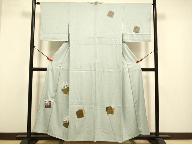 ■■■　サイズ　■■■ 身丈 154cm（肩から） 裄丈 64.5cm 袖丈 46cm　縫込み 3cm 袖幅 32cm 前幅 25.5cm 後幅 31cm 着物縫いこみ 内揚げ 5.5cm 裄 お袖側 約2cm　身頃側 約1cm ■■■　商品詳細　■■■ 【正絹】 状態はあまり目立ちませんが接写画像のように左袖後・右袖前・衿山に薄い汚れがございますが その他特に目立ったシミ汚れなどもなく大変良い状態です。 大変上質な逸品になります。 お安く出品致しますので、是非この機会にいかがでしょうか？ ■■■　注意事項　■■■ ■モニター発色の具合により色合いが異なる場合がございます。 ■寸法は多少の誤差が生じる場合がございますのでご了承ください。 ■縫込みの長さが左右非対称の場合は短い部分を記載しております。 左右非対称であってもご返品・お値引き等の保証は出来かねますので、ご了承の上ご購入をお願い致します。 ■シミ等のチェックには注意を払っておりますが、見落としがある場合もございますし、個人の見解も様々ですので神経質な方のご購入はお控えください。 ■箪笥に入っておりました着物や帯なので畳みシワや匂いがあるものもございます。 ■お休みは基本的に土日祝となりますが、その他臨時でお休みする場合がございますのでご了承ください。 ■商品の発送は平日のみの発送となります。 ■夜間と土曜、日曜日はお問い合わせの回答が遅れる場合がございます。 ■当店では、お直し、紋入れ、お手入れ等は承っておりません。 ■生地の状態（ヤケ、経年劣化等）によってはサイズ直しが出来ない場合がございます。 その点もどうかご了承のうえ、ご購入をお願いいたします。 ■弊社で取り扱う商品は一点ものにつき、時期や在庫状況に応じて金額が変更となる場合がございます。 ■検針は行っておりません。予めご了承いただきますようお願いいたします。 ■【洗える着物】と記載のある商品におきましては、商品お届け後に洗濯を行ってしまってからのご返品にはご対応しかねます。 念の為、専門店でのお手入れをお願いいたします。 ■写真に写っている物が全てになります。それ以外の付属品はございませんのでご了承ください。 ■状態に関する写真につきましては、掲載可能な写真枚数に限りがあるため、各箇所につき1枚参考画像を掲載しております。 ■着物のサイズ目安は下記を参考ください↓ ＜女性着物＞　お端折り次第で＋5cm　−1cmが着用可能サイズ 　例）身丈170cmの場合、身長160cm〜175cm ＜男性着物＞　身丈＋約25cm〜27cm程が適応身長 　例）身丈155cmの場合、身長180〜182cm