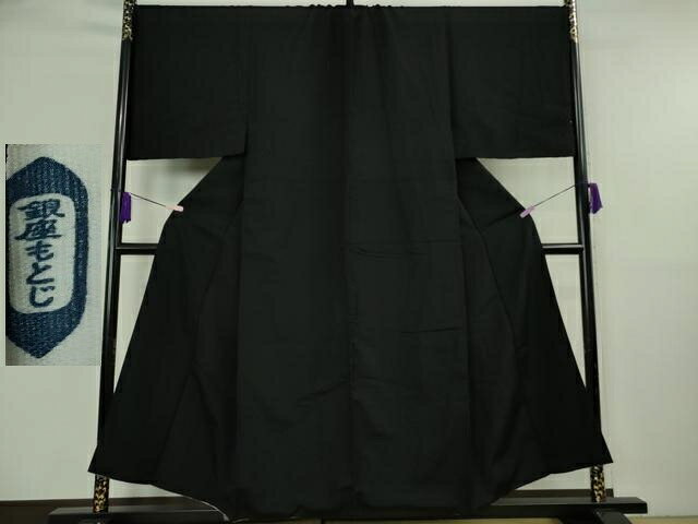 ■■■　サイズ　■■■ 身丈 152.5cm（肩から） 裄丈 75.5cm 袖丈 50.5cm 袖幅 39cm 前幅 30cm 後幅 34cm 着物縫いこみ 内揚げ 5cm 裄 お袖側 約 0cm　身頃側 約 2.5cm ■■■　商品詳細　■■■ 【正絹・紋無し】 状態は特に目立ったシミ汚れなどもなく大変良い状態です。 大変上質な極上の逸品になります。 お安く出品致しますので、是非この機会にいかがでしょうか？ ■■■　注意事項　■■■ ■モニター発色の具合により色合いが異なる場合がございます。 ■寸法は多少の誤差が生じる場合がございますのでご了承ください。 ■縫込みの長さが左右非対称の場合は短い部分を記載しております。 左右非対称であってもご返品・お値引き等の保証は出来かねますので、ご了承の上ご購入をお願い致します。 ■シミ等のチェックには注意を払っておりますが、見落としがある場合もございますし、個人の見解も様々ですので神経質な方のご購入はお控えください。 ■箪笥に入っておりました着物や帯なので畳みシワや匂いがあるものもございます。 ■お休みは基本的に土日祝となりますが、その他臨時でお休みする場合がございますのでご了承ください。 ■商品の発送は平日のみの発送となります。 ■夜間と土曜、日曜日はお問い合わせの回答が遅れる場合がございます。 ■当店では、お直し、紋入れ、お手入れ等は承っておりません。 ■生地の状態（ヤケ、経年劣化等）によってはサイズ直しが出来ない場合がございます。 その点もどうかご了承のうえ、ご購入をお願いいたします。 ■弊社で取り扱う商品は一点ものにつき、時期や在庫状況に応じて金額が変更となる場合がございます。 ■検針は行っておりません。予めご了承いただきますようお願いいたします。 ■【洗える着物】と記載のある商品におきましては、商品お届け後に洗濯を行ってしまってからのご返品にはご対応しかねます。 念の為、専門店でのお手入れをお願いいたします。 ■写真に写っている物が全てになります。 それ以外の付属品はございませんのでご了承ください。 ■状態に関する写真につきましては、掲載可能な写真枚数に限りがあるため、 各箇所につき1枚参考画像を掲載しております。 ■着物のサイズ目安は下記を参考ください↓ ＜女性着物＞　お端折り次第で＋5cm　−10cmが着用可能サイズ 　例）身丈170cmの場合、身長160cm〜175cm ＜男性着物＞　身丈＋約25cm〜27cm程が適応身長 　例）身丈155cmの場合、身長180cm〜182cm