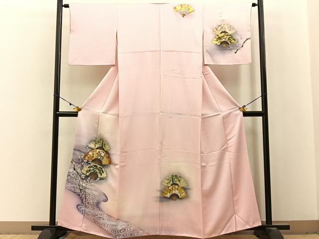 ■■■　サイズ　■■■ 身丈 160cm（肩から） 裄丈 62.5cm 袖丈 45cm　縫込み 5.5cm 袖幅 32.5cm 前幅 23cm 後幅 28.5cm 着物縫いこみ 内揚げ 9.5cm 裄 お袖側 約3.5cm　身頃側 約5cm ■■■　商品詳細　■■■ 【正絹】 状態は画像を添付しておりますので、そちらをご確認下さいますよう宜しくお願い致します。 大変上質な逸品になります。 お安く出品致しますので、是非この機会にいかがでしょうか？ ■■■　注意事項　■■■ ■モニター発色の具合により色合いが異なる場合がございます。 ■寸法は多少の誤差が生じる場合がございますのでご了承ください。 ■縫込みの長さが左右非対称の場合は短い部分を記載しております。 左右非対称であってもご返品・お値引き等の保証は出来かねますので、ご了承の上ご購入をお願い致します。 ■シミ等のチェックには注意を払っておりますが、見落としがある場合もございますし、個人の見解も様々ですので神経質な方のご購入はお控えください。 ■箪笥に入っておりました着物や帯なので畳みシワや匂いがあるものもございます。 ■お休みは基本的に土日祝となりますが、その他臨時でお休みする場合がございますのでご了承ください。 ■商品の発送は平日のみの発送となります。 ■夜間と土曜、日曜日はお問い合わせの回答が遅れる場合がございます。 ■当店では、お直し、紋入れ、お手入れ等は承っておりません。 ■生地の状態（ヤケ、経年劣化等）によってはサイズ直しが出来ない場合がございます。 その点もどうかご了承のうえ、ご購入をお願いいたします。 ■弊社で取り扱う商品は一点ものにつき、時期や在庫状況に応じて金額が変更となる場合がございます。 ■検針は行っておりません。予めご了承いただきますようお願いいたします。 ■【洗える着物】と記載のある商品におきましては、商品お届け後に洗濯を行ってしまってからのご返品にはご対応しかねます。 念の為、専門店でのお手入れをお願いいたします。 ■写真に写っている物が全てになります。それ以外の付属品はございませんのでご了承ください。 ■状態に関する写真につきましては、掲載可能な写真枚数に限りがあるため、各箇所につき1枚参考画像を掲載しております。 ■着物のサイズ目安は下記を参考ください↓ ＜女性着物＞　お端折り次第で＋5cm　－1cmが着用可能サイズ 　例）身丈170cmの場合、身長160cm～175cm ＜男性着物＞　身丈＋約25cm～27cm程が適応身長 　例）身丈155cmの場合、身長180～182cm