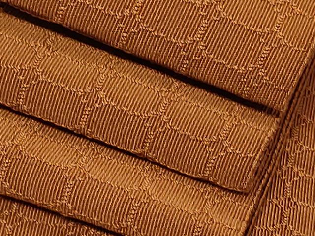 ■■■　サイズ　■■■ 長さ 434cm 幅 8cm程 ■■■　商品詳細　■■■ 【正絹】 状態は締めてはおりますが 特に目立ったシミ汚れなどもなく大変良い状態です。 爪で糸を1本1本掻きよせて織る爪つづれは 「日に寸、五日に寸、十日に寸」 と伝えられるほどの 月日と高度な技術が必要であり複雑な文様になると 1日にわずか1cmしか 織り進めないものもあります。 そのため極めて生産数も少なく希少価値の高い織物となっています。 元来　生産数の少ないうえに 職人さんの高齢化と後継者不足にともない 高度な技術をもった織師は年々減少している爪織本綴れ。 大変上質な逸品になります。 お安く出品致しますので、是非この機会にいかがでしょうか？ ■■■　注意事項　■■■ ■モニター発色の具合により色合いが異なる場合がございます。 ■寸法は多少の誤差が生じる場合がございますのでご了承ください。 ■縫込みの長さが左右非対称の場合は短い部分を記載しております。 左右非対称であってもご返品・お値引き等の保証は出来かねますので、ご了承の上ご購入をお願い致します。 ■シミ等のチェックには注意を払っておりますが、見落としがある場合もございますし、個人の見解も様々ですので神経質な方のご購入はお控えください。 ■箪笥に入っておりました着物や帯なので畳みシワや匂いがあるものもございます。 ■お休みは基本的に土日祝となりますが、その他臨時でお休みする場合がございますのでご了承ください。 ■商品の発送は平日のみの発送となります。 ■夜間と土曜、日曜日はお問い合わせの回答が遅れる場合がございます。 ■当店では、お直し、紋入れ、お手入れ等は承っておりません。 ■生地の状態（ヤケ、経年劣化等）によってはサイズ直しが出来ない場合がございます。 その点もどうかご了承のうえ、ご購入をお願いいたします。 ■弊社で取り扱う商品は一点ものにつき、時期や在庫状況に応じて金額が変更となる場合がございます。 ■検針は行っておりません。予めご了承いただきますようお願いいたします。 ■【洗える着物】と記載のある商品におきましては、商品お届け後に洗濯を行ってしまってからのご返品にはご対応しかねます。 念の為、専門店でのお手入れをお願いいたします。 ■着物のサイズ目安は下記を参考ください↓ ＜女性着物＞　お端折り次第で＋5cm　−1cmが着用可能サイズ 　例）身丈170cmの場合、身長160cm〜175cm ＜男性着物＞　身丈＋約25cm〜27cm程が適応身長 　例）身丈155cmの場合、身長180〜182cm