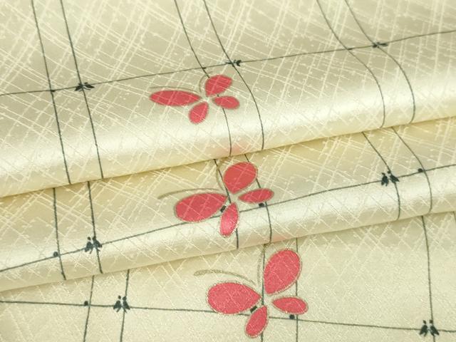 ■■■　サイズ　■■■ 身丈 167cm（肩から） 裄丈 66cm 袖丈 48cm　縫込み 3cm 袖幅 34cm 前幅 25cm 後幅 30cm 着物縫いこみ 内揚げ 4cm 裄 お袖側 約0cm　身頃側 約0cm ■■■　商品詳細　■■■ 【正絹】 状態は接写画像のように後身頃に薄い汚れがございますが その他特に目立ったシミ汚れなどもなく大変良い状態です。 大変上質な逸品になります。 お安く出品致しますので、是非この機会にいかがでしょうか？ ■■■　注意事項　■■■ ■モニター発色の具合により色合いが異なる場合がございます。 ■寸法は多少の誤差が生じる場合がございますのでご了承ください。 ■縫込みの長さが左右非対称の場合は短い部分を記載しております。 左右非対称であってもご返品・お値引き等の保証は出来かねますので、ご了承の上ご購入をお願い致します。 ■シミ等のチェックには注意を払っておりますが、見落としがある場合もございますし、個人の見解も様々ですので神経質な方のご購入はお控えください。 ■箪笥に入っておりました着物や帯なので畳みシワや匂いがあるものもございます。 ■お休みは基本的に土日祝となりますが、その他臨時でお休みする場合がございますのでご了承ください。 ■商品の発送は平日のみの発送となります。 ■夜間と土曜、日曜日はお問い合わせの回答が遅れる場合がございます。 ■当店では、お直し、紋入れ、お手入れ等は承っておりません。 ■生地の状態（ヤケ、経年劣化等）によってはサイズ直しが出来ない場合がございます。 その点もどうかご了承のうえ、ご購入をお願いいたします。 ■弊社で取り扱う商品は一点ものにつき、時期や在庫状況に応じて金額が変更となる場合がございます。 ■検針は行っておりません。予めご了承いただきますようお願いいたします。 ■【洗える着物】と記載のある商品におきましては、商品お届け後に洗濯を行ってしまってからのご返品にはご対応しかねます。 念の為、専門店でのお手入れをお願いいたします。 ■写真に写っている物が全てになります。それ以外の付属品はございませんのでご了承ください。 ■状態に関する写真につきましては、掲載可能な写真枚数に限りがあるため、各箇所につき1枚参考画像を掲載しております。 ■着物のサイズ目安は下記を参考ください↓ ＜女性着物＞　お端折り次第で＋5cm　−1cmが着用可能サイズ 　例）身丈170cmの場合、身長160cm〜175cm ＜男性着物＞　身丈＋約25cm〜27cm程が適応身長 　例）身丈155cmの場合、身長180〜182cm