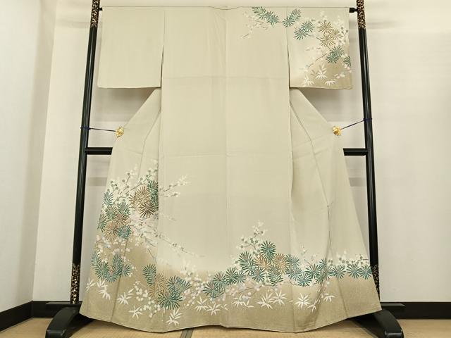 ■■■　サイズ　■■■ 身丈 162cm（肩から） 裄丈 65cm 袖丈 46cm　縫込み 5.5cm 袖幅 32cm 前幅 26cm 後幅 32cm 着物縫いこみ 内揚げ 5cm 裄 お袖側 約3cm　身頃側 約2cm ■■■　商品詳細　■■■ 【正絹】 状態は接写画像のように左袖後に薄い汚れがございますが その他特に目立ったシミ汚れなどもなく大変良い状態です。 大変上質な逸品になります。 お安く出品致しますので、是非この機会にいかがでしょうか？ ■■■　注意事項　■■■ ■モニター発色の具合により色合いが異なる場合がございます。 ■寸法は多少の誤差が生じる場合がございますのでご了承ください。 ■縫込みの長さが左右非対称の場合は短い部分を記載しております。 左右非対称であってもご返品・お値引き等の保証は出来かねますので、ご了承の上ご購入をお願い致します。 ■シミ等のチェックには注意を払っておりますが、見落としがある場合もございますし、個人の見解も様々ですので神経質な方のご購入はお控えください。 ■箪笥に入っておりました着物や帯なので畳みシワや匂いがあるものもございます。 ■お休みは基本的に土日祝となりますが、その他臨時でお休みする場合がございますのでご了承ください。 ■商品の発送は平日のみの発送となります。 ■夜間と土曜、日曜日はお問い合わせの回答が遅れる場合がございます。 ■当店では、お直し、紋入れ、お手入れ等は承っておりません。 ■生地の状態（ヤケ、経年劣化等）によってはサイズ直しが出来ない場合がございます。 その点もどうかご了承のうえ、ご購入をお願いいたします。 ■弊社で取り扱う商品は一点ものにつき、時期や在庫状況に応じて金額が変更となる場合がございます。 ■検針は行っておりません。予めご了承いただきますようお願いいたします。 ■【洗える着物】と記載のある商品におきましては、商品お届け後に洗濯を行ってしまってからのご返品にはご対応しかねます。 念の為、専門店でのお手入れをお願いいたします。 ■着物のサイズ目安は下記を参考ください↓ ＜女性着物＞　お端折り次第で＋5cm　−1cmが着用可能サイズ 　例）身丈170cmの場合、身長160cm〜175cm ＜男性着物＞　身丈＋約25cm〜27cm程が適応身長 　例）身丈155cmの場合、身長180〜182cm