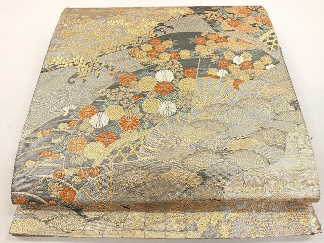 ■■■　サイズ　■■■ 長さ 426cm 幅 30.5cm程 ■■■　商品詳細　■■■ 【正絹・芯なし】 詳細に関しましては、画像をご確認ください。 大変上質な逸品になります。 お安く出品致しますので、是非この機会にいかがでしょうか？ ※柄止まりに折れ線の汚れがございます。 ■■■　注意事項　■■■ ■モニター発色の具合により色合いが異なる場合がございます。 ■寸法は多少の誤差が生じる場合がございますのでご了承ください。 ■縫込みの長さが左右非対称の場合は短い部分を記載しております。 左右非対称であってもご返品・お値引き等の保証は出来かねますので、ご了承の上ご購入をお願い致します。 ■シミ等のチェックには注意を払っておりますが、見落としがある場合もございますし、個人の見解も様々ですので神経質な方のご購入はお控えください。 ■箪笥に入っておりました着物や帯なので畳みシワや匂いがあるものもございます。 ■お休みは基本的に土日祝となりますが、その他臨時でお休みする場合がございますのでご了承ください。 ■商品の発送は平日のみの発送となります。 ■夜間と土曜、日曜日はお問い合わせの回答が遅れる場合がございます。 ■当店では、お直し、紋入れ、お手入れ等は承っておりません。 ■生地の状態（ヤケ、経年劣化等）によってはサイズ直しが出来ない場合がございます。 その点もどうかご了承のうえ、ご購入をお願いいたします。 ■弊社で取り扱う商品は一点ものにつき、時期や在庫状況に応じて金額が変更となる場合がございます。 ■検針は行っておりません。予めご了承いただきますようお願いいたします。 ■【洗える着物】と記載のある商品におきましては、商品お届け後に洗濯を行ってしまってからのご返品にはご対応しかねます。 念の為、専門店でのお手入れをお願いいたします。 ■着物のサイズ目安は下記を参考ください↓ ＜女性着物＞　お端折り次第で＋5cm　−1cmが着用可能サイズ 　例）身丈170cmの場合、身長160cm〜175cm ＜男性着物＞　身丈＋約25cm〜27cm程が適応身長 　例）身丈155cmの場合、身長180〜182cm