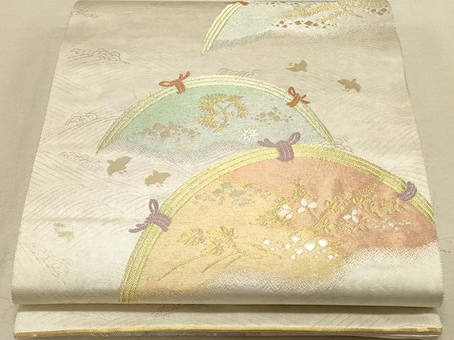 ■■■　サイズ　■■■ 長さ 446cm 幅 31cm程 ■■■　商品詳細　■■■ 【正絹・関西仕立て】 詳細に関しましては、画像をご確認ください。 大変上質な逸品になります。 お安く出品致しますので、是非この機会にいかがでしょうか？ ■■■　注意事項　■■■ ■モニター発色の具合により色合いが異なる場合がございます。 ■寸法は多少の誤差が生じる場合がございますのでご了承ください。 ■縫込みの長さが左右非対称の場合は短い部分を記載しております。 左右非対称であってもご返品・お値引き等の保証は出来かねますので、ご了承の上ご購入をお願い致します。 ■シミ等のチェックには注意を払っておりますが、見落としがある場合もございますし、個人の見解も様々ですので神経質な方のご購入はお控えください。 ■箪笥に入っておりました着物や帯なので畳みシワや匂いがあるものもございます。 ■お休みは基本的に土日祝となりますが、その他臨時でお休みする場合がございますのでご了承ください。 ■商品の発送は平日のみの発送となります。 ■夜間と土曜、日曜日はお問い合わせの回答が遅れる場合がございます。 ■当店では、お直し、紋入れ、お手入れ等は承っておりません。 ■生地の状態（ヤケ、経年劣化等）によってはサイズ直しが出来ない場合がございます。 その点もどうかご了承のうえ、ご購入をお願いいたします。 ■弊社で取り扱う商品は一点ものにつき、時期や在庫状況に応じて金額が変更となる場合がございます。 ■検針は行っておりません。予めご了承いただきますようお願いいたします。 ■【洗える着物】と記載のある商品におきましては、商品お届け後に洗濯を行ってしまってからのご返品にはご対応しかねます。 念の為、専門店でのお手入れをお願いいたします。 ■着物のサイズ目安は下記を参考ください↓ ＜女性着物＞　お端折り次第で＋5cm　−1cmが着用可能サイズ 　例）身丈170cmの場合、身長160cm〜175cm ＜男性着物＞　身丈＋約25cm〜27cm程が適応身長 　例）身丈155cmの場合、身長180〜182cm