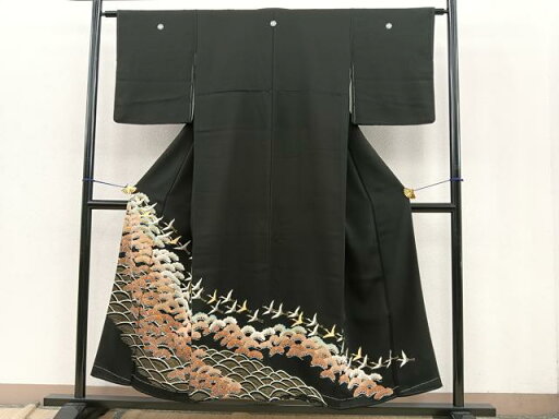 平和屋着物■豪華黒留袖 駒刺繍 飛鶴浜松文 金彩 正絹 逸品 BAAQ0048jr 平和屋着物■豪華黒留袖 駒刺繍 飛鶴浜松文 金彩 正絹 逸品 BAAQ0048jr