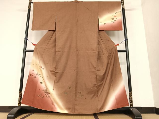 ■■■　サイズ　■■■ 身丈 158.5cm（肩から） 裄丈 66cm 袖丈 49.5cm　縫込み　6cm 袖幅 34cm 前幅 24.5cm 後幅 28.5cm 着物縫いこみ 内揚げ 8.5cm 裄 お袖側 約3.5cm　身頃側 約4cm ■■■　商品詳細　■■■ 【正絹】 状態は接写画像のように上前・衿に薄い汚れがございますが その他特に目立ったシミ汚れなどもなく大変良い状態です。 大変上質な逸品になります。 お安く出品致しますので、是非この機会にいかがでしょうか？ ■■■　注意事項　■■■ ■モニター発色の具合により色合いが異なる場合がございます。 ■寸法は多少の誤差が生じる場合がございますのでご了承ください。 ■縫込みの長さが左右非対称の場合は短い部分を記載しております。 左右非対称であってもご返品・お値引き等の保証は出来かねますので、ご了承の上ご購入をお願い致します。 ■シミ等のチェックには注意を払っておりますが、見落としがある場合もございますし、個人の見解も様々ですので神経質な方のご購入はお控えください。 ■箪笥に入っておりました着物や帯なので畳みシワや匂いがあるものもございます。 ■お休みは基本的に土日祝となりますが、その他臨時でお休みする場合がございますのでご了承ください。 ■商品の発送は平日のみの発送となります。 ■夜間と土曜、日曜日はお問い合わせの回答が遅れる場合がございます。 ■当店では、お直し、紋入れ、お手入れ等は承っておりません。 ■生地の状態（ヤケ、経年劣化等）によってはサイズ直しが出来ない場合がございます。 その点もどうかご了承のうえ、ご購入をお願いいたします。 ■弊社で取り扱う商品は一点ものにつき、時期や在庫状況に応じて金額が変更となる場合がございます。 ■検針は行っておりません。予めご了承いただきますようお願いいたします。 ■【洗える着物】と記載のある商品におきましては、商品お届け後に洗濯を行ってしまってからのご返品にはご対応しかねます。 念の為、専門店でのお手入れをお願いいたします。 ■着物のサイズ目安は下記を参考ください↓ ＜女性着物＞　お端折り次第で＋5?　−10?が着用可能サイズ 　例）身丈170?の場合、身長160?〜175? ＜男性着物＞　身丈＋約25?〜27?程が適応身長 　例）身丈155?の場合、身長180〜182?