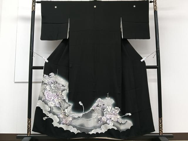 ■■■　サイズ　■■■ 身丈 154.5cm（肩から） 裄丈 62cm 袖丈 47cm　縫込み 3cm 袖幅 32.5cm 前幅 24cm 後幅 29cm 着物縫いこみ 内揚げ 6cm 裄 お袖側 約1cm　身頃側 約3cm ■■■　商品詳細　■■■ 【正絹・五つ紋・比翼仕立て】 状態は画像を添付しておりますので、そちらをご確認下さいますよう宜しくお願い致します。 大変上質な逸品になります。 お安く出品致しますので、是非この機会にいかがでしょうか？ ■■■　注意事項　■■■ ■モニター発色の具合により色合いが異なる場合がございます。 ■寸法は多少の誤差が生じる場合がございますのでご了承ください。 ■縫込みの長さが左右非対称の場合は短い部分を記載しております。 左右非対称であってもご返品・お値引き等の保証は出来かねますので、ご了承の上ご購入をお願い致します。 ■シミ等のチェックには注意を払っておりますが、見落としがある場合もございますし、個人の見解も様々ですので神経質な方のご購入はお控えください。 ■箪笥に入っておりました着物や帯なので畳みシワや匂いがあるものもございます。 ■お休みは基本的に土日祝となりますが、その他臨時でお休みする場合がございますのでご了承ください。 ■商品の発送は平日のみの発送となります。 ■夜間と土曜、日曜日はお問い合わせの回答が遅れる場合がございます。 ■当店では、お直し、紋入れ、お手入れ等は承っておりません。 ■生地の状態（ヤケ、経年劣化等）によってはサイズ直しが出来ない場合がございます。 その点もどうかご了承のうえ、ご購入をお願いいたします。 ■弊社で取り扱う商品は一点ものにつき、時期や在庫状況に応じて金額が変更となる場合がございます。 ■検針は行っておりません。予めご了承いただきますようお願いいたします。 ■【洗える着物】と記載のある商品におきましては、商品お届け後に洗濯を行ってしまってからのご返品にはご対応しかねます。 念の為、専門店でのお手入れをお願いいたします。 ■着物のサイズ目安は下記を参考ください↓ ＜女性着物＞　お端折り次第で＋5cm　−1cmが着用可能サイズ 　例）身丈170cmの場合、身長160cm〜175cm ＜男性着物＞　身丈＋約25cm〜27cm程が適応身長 　例）身丈155cmの場合、身長180〜182cm