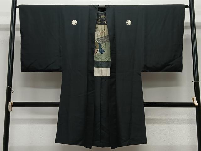 ■■■　サイズ　■■■ 身丈 105.5cm（肩から） 裄丈 64.5cm 袖丈 53.5cm　縫込み 2cm 袖幅 32cm 前幅 19.5cm 後幅 30.5cm 裄 お袖側 約1.5cm　身頃側 約2cm ■■■　商品詳細　■■■ 【正絹・五つ紋】 状態は接写画像のように表地所々・羽裏に薄い汚れ、羽裏に破れがございます。 大変上質な逸品になりますのでぜひお手入れをされてお召しになられてはいかがでしょうか。お安く出品致しますので、是非この機会にいかがでしょうか？ ■■■　注意事項　■■■ ■モニター発色の具合により色合いが異なる場合がございます。 ■寸法は多少の誤差が生じる場合がございますのでご了承ください。 ■縫込みの長さが左右非対称の場合は短い部分を記載しております。 左右非対称であってもご返品・お値引き等の保証は出来かねますので、ご了承の上ご購入をお願い致します。 ■シミ等のチェックには注意を払っておりますが、見落としがある場合もございますし、個人の見解も様々ですので神経質な方のご購入はお控えください。 ■箪笥に入っておりました着物や帯なので畳みシワや匂いがあるものもございます。 ■お休みは基本的に土日祝となりますが、その他臨時でお休みする場合がございますのでご了承ください。 ■商品の発送は平日のみの発送となります。 ■夜間と土曜、日曜日はお問い合わせの回答が遅れる場合がございます。 ■当店では、お直し、紋入れ、お手入れ等は承っておりません。 ■生地の状態（ヤケ、経年劣化等）によってはサイズ直しが出来ない場合がございます。 その点もどうかご了承のうえ、ご購入をお願いいたします。 ■弊社で取り扱う商品は一点ものにつき、時期や在庫状況に応じて金額が変更となる場合がございます。 ■検針は行っておりません。予めご了承いただきますようお願いいたします。 ■【洗える着物】と記載のある商品におきましては、商品お届け後に洗濯を行ってしまってからのご返品にはご対応しかねます。 念の為、専門店でのお手入れをお願いいたします。 ■写真に写っている物が全てになります。それ以外の付属品はございませんのでご了承ください。 ■状態に関する写真につきましては、掲載可能な写真枚数に限りがあるため、各箇所につき1枚参考画像を掲載しております。 ■着物のサイズ目安は下記を参考ください↓ ＜女性着物＞　お端折り次第で＋5cm　−1cmが着用可能サイズ 　例）身丈170cmの場合、身長160cm〜175cm ＜男性着物＞　身丈＋約25cm〜27cm程が適応身長 　例）身丈155cmの場合、身長180〜182cm