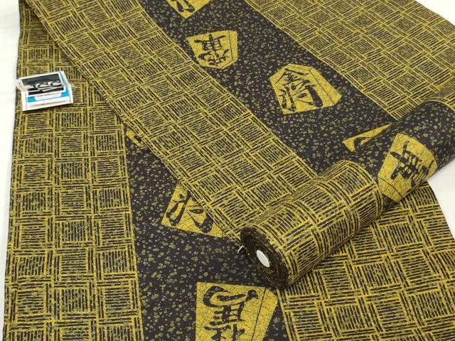 ■■■　サイズ　■■■ 長さ　　着尺分あり 幅　　　約38.5cm ■■■　商品詳細　■■■ 【綿・未使用】 状態は特に目立ったシミ汚れなどもなく大変良い状態です。 大変上質な逸品になります。 お安く出品致しますので、是非この機会にいかがでしょうか？ ■■■　注意事項　■■■ ■モニター発色の具合により色合いが異なる場合がございます。 ■寸法は多少の誤差が生じる場合がございますのでご了承ください。 ■縫込みの長さが左右非対称の場合は短い部分を記載しております。 左右非対称であってもご返品・お値引き等の保証は出来かねますので、ご了承の上ご購入をお願い致します。 ■シミ等のチェックには注意を払っておりますが、見落としがある場合もございますし、個人の見解も様々ですので神経質な方のご購入はお控えください。 ■箪笥に入っておりました着物や帯なので畳みシワや匂いがあるものもございます。 ■お休みは基本的に土日祝となりますが、その他臨時でお休みする場合がございますのでご了承ください。 ■商品の発送は平日のみの発送となります。 ■夜間と土曜、日曜日はお問い合わせの回答が遅れる場合がございます。 ■当店では、お直し、紋入れ、お手入れ等は承っておりません。 ■生地の状態（ヤケ、経年劣化等）によってはサイズ直しが出来ない場合がございます。 その点もどうかご了承のうえ、ご購入をお願いいたします。 ■弊社で取り扱う商品は一点ものにつき、時期や在庫状況に応じて金額が変更となる場合がございます。 ■検針は行っておりません。予めご了承いただきますようお願いいたします。 ■【洗える着物】と記載のある商品におきましては、商品お届け後に洗濯を行ってしまってからのご返品にはご対応しかねます。 念の為、専門店でのお手入れをお願いいたします。 ■写真に写っている物が全てになります。それ以外の付属品はございませんのでご了承ください。 ■状態に関する写真につきましては、掲載可能な写真枚数に限りがあるため、各箇所につき1枚参考画像を掲載しております。 ■着物のサイズ目安は下記を参考ください↓ ＜女性着物＞　お端折り次第で＋5cm　−1cmが着用可能サイズ 　例）身丈170cmの場合、身長160cm〜175cm ＜男性着物＞　身丈＋約25cm〜27cm程が適応身長 　例）身丈155cmの場合、身長180〜182cm