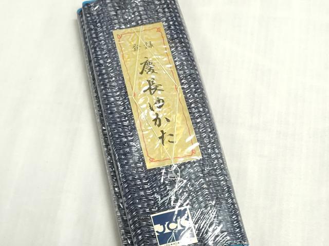 ■■■　サイズ　■■■ 長さ　　着尺分あり 幅　　　約34.5cm ■■■　商品詳細　■■■ 【綿・未使用】 状態は接写画像のように表地所々・裏面所々に薄い汚れがございます。 大変上質な逸品になります。 お安く出品致しますので、是非この機会にいかがでしょうか？ ■■■　注意事項　■■■ ■モニター発色の具合により色合いが異なる場合がございます。 ■寸法は多少の誤差が生じる場合がございますのでご了承ください。 ■縫込みの長さが左右非対称の場合は短い部分を記載しております。 左右非対称であってもご返品・お値引き等の保証は出来かねますので、ご了承の上ご購入をお願い致します。 ■シミ等のチェックには注意を払っておりますが、見落としがある場合もございますし、個人の見解も様々ですので神経質な方のご購入はお控えください。 ■箪笥に入っておりました着物や帯なので畳みシワや匂いがあるものもございます。 ■お休みは基本的に土日祝となりますが、その他臨時でお休みする場合がございますのでご了承ください。 ■商品の発送は平日のみの発送となります。 ■夜間と土曜、日曜日はお問い合わせの回答が遅れる場合がございます。 ■当店では、お直し、紋入れ、お手入れ等は承っておりません。 ■生地の状態（ヤケ、経年劣化等）によってはサイズ直しが出来ない場合がございます。 その点もどうかご了承のうえ、ご購入をお願いいたします。 ■弊社で取り扱う商品は一点ものにつき、時期や在庫状況に応じて金額が変更となる場合がございます。 ■検針は行っておりません。予めご了承いただきますようお願いいたします。 ■【洗える着物】と記載のある商品におきましては、商品お届け後に洗濯を行ってしまってからのご返品にはご対応しかねます。 念の為、専門店でのお手入れをお願いいたします。 ■写真に写っている物が全てになります。それ以外の付属品はございませんのでご了承ください。 ■状態に関する写真につきましては、掲載可能な写真枚数に限りがあるため、各箇所につき1枚参考画像を掲載しております。 ■着物のサイズ目安は下記を参考ください↓ ＜女性着物＞　お端折り次第で＋5cm　−1cmが着用可能サイズ 　例）身丈170cmの場合、身長160cm〜175cm ＜男性着物＞　身丈＋約25cm〜27cm程が適応身長 　例）身丈155cmの場合、身長180〜182cm