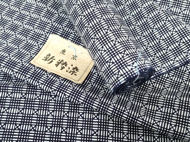 ■■■　サイズ　■■■ 長さ　　着尺分あり 幅　　　約35.5cm ■■■　商品詳細　■■■ 【綿・未使用】 状態は接写画像のように表地所々・裏面所々に薄い汚れがございます。 大変上質な逸品になります。 お安く出品致しますので、是非この機会にいかがでしょうか？ ■■■　注意事項　■■■ ■モニター発色の具合により色合いが異なる場合がございます。 ■寸法は多少の誤差が生じる場合がございますのでご了承ください。 ■縫込みの長さが左右非対称の場合は短い部分を記載しております。 左右非対称であってもご返品・お値引き等の保証は出来かねますので、ご了承の上ご購入をお願い致します。 ■シミ等のチェックには注意を払っておりますが、見落としがある場合もございますし、個人の見解も様々ですので神経質な方のご購入はお控えください。 ■箪笥に入っておりました着物や帯なので畳みシワや匂いがあるものもございます。 ■お休みは基本的に土日祝となりますが、その他臨時でお休みする場合がございますのでご了承ください。 ■商品の発送は平日のみの発送となります。 ■夜間と土曜、日曜日はお問い合わせの回答が遅れる場合がございます。 ■当店では、お直し、紋入れ、お手入れ等は承っておりません。 ■生地の状態（ヤケ、経年劣化等）によってはサイズ直しが出来ない場合がございます。 その点もどうかご了承のうえ、ご購入をお願いいたします。 ■弊社で取り扱う商品は一点ものにつき、時期や在庫状況に応じて金額が変更となる場合がございます。 ■検針は行っておりません。予めご了承いただきますようお願いいたします。 ■【洗える着物】と記載のある商品におきましては、商品お届け後に洗濯を行ってしまってからのご返品にはご対応しかねます。 念の為、専門店でのお手入れをお願いいたします。 ■写真に写っている物が全てになります。それ以外の付属品はございませんのでご了承ください。 ■状態に関する写真につきましては、掲載可能な写真枚数に限りがあるため、各箇所につき1枚参考画像を掲載しております。 ■着物のサイズ目安は下記を参考ください↓ ＜女性着物＞　お端折り次第で＋5cm　−1cmが着用可能サイズ 　例）身丈170cmの場合、身長160cm〜175cm ＜男性着物＞　身丈＋約25cm〜27cm程が適応身長 　例）身丈155cmの場合、身長180〜182cm