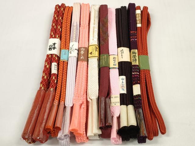 ■■■　商品詳細　■■■ 【未使用】 ※こちらのお品はまとめての出品となりますので、 汚れ・サイズ等の詳細は記載しておりません。 ご理解の上でのご入札をお願い致します。 大変上質な逸品になります。 お安く出品致しますので、是非この機会にいかがでしょうか？ ■■■　注意事項　■■■ ■モニター発色の具合により色合いが異なる場合がございます。 ■寸法は多少の誤差が生じる場合がございますのでご了承ください。 ■縫込みの長さが左右非対称の場合は短い部分を記載しております。 左右非対称であってもご返品・お値引き等の保証は出来かねますので、ご了承の上ご購入をお願い致します。 ■シミ等のチェックには注意を払っておりますが、見落としがある場合もございますし、個人の見解も様々ですので神経質な方のご購入はお控えください。 ■箪笥に入っておりました着物や帯なので畳みシワや匂いがあるものもございます。 ■お休みは基本的に土日祝となりますが、その他臨時でお休みする場合がございますのでご了承ください。 ■商品の発送は平日のみの発送となります。 ■夜間と土曜、日曜日はお問い合わせの回答が遅れる場合がございます。 ■当店では、お直し、紋入れ、お手入れ等は承っておりません。 ■生地の状態（ヤケ、経年劣化等）によってはサイズ直しが出来ない場合がございます。 その点もどうかご了承のうえ、ご購入をお願いいたします。 ■弊社で取り扱う商品は一点ものにつき、時期や在庫状況に応じて金額が変更となる場合がございます。 ■検針は行っておりません。予めご了承いただきますようお願いいたします。 ■【洗える着物】と記載のある商品におきましては、商品お届け後に洗濯を行ってしまってからのご返品にはご対応しかねます。 念の為、専門店でのお手入れをお願いいたします。 ■着物のサイズ目安は下記を参考ください↓ ＜女性着物＞　お端折り次第で＋5cm　−1cmが着用可能サイズ 　例）身丈170cmの場合、身長160cm〜175cm ＜男性着物＞　身丈＋約25cm〜27cm程が適応身長 　例）身丈155cmの場合、身長180〜182cm