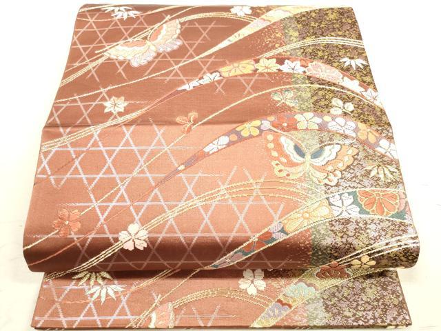■■■　サイズ　■■■ 長さ 426cm 幅 31cm程 ■■■　商品詳細　■■■ 【正絹】 詳細に関しましては、画像をご確認ください。 大変上質な逸品になります。 お安く出品致しますので、是非この機会にいかがでしょうか？ ■■■　注意事項　■■■ ■モニター発色の具合により色合いが異なる場合がございます。 ■寸法は多少の誤差が生じる場合がございますのでご了承ください。 ■縫込みの長さが左右非対称の場合は短い部分を記載しております。 左右非対称であってもご返品・お値引き等の保証は出来かねますので、ご了承の上ご購入をお願い致します。 ■シミ等のチェックには注意を払っておりますが、見落としがある場合もございますし、個人の見解も様々ですので神経質な方のご購入はお控えください。 ■箪笥に入っておりました着物や帯なので畳みシワや匂いがあるものもございます。 ■お休みは基本的に土日祝となりますが、その他臨時でお休みする場合がございますのでご了承ください。 ■商品の発送は平日のみの発送となります。 ■夜間と土曜、日曜日はお問い合わせの回答が遅れる場合がございます。 ■当店では、お直し、紋入れ、お手入れ等は承っておりません。 ■生地の状態（ヤケ、経年劣化等）によってはサイズ直しが出来ない場合がございます。 その点もどうかご了承のうえ、ご購入をお願いいたします。 ■弊社で取り扱う商品は一点ものにつき、時期や在庫状況に応じて金額が変更となる場合がございます。 ■検針は行っておりません。予めご了承いただきますようお願いいたします。 ■【洗える着物】と記載のある商品におきましては、商品お届け後に洗濯を行ってしまってからのご返品にはご対応しかねます。 念の為、専門店でのお手入れをお願いいたします。 ■着物のサイズ目安は下記を参考ください↓ ＜女性着物＞　お端折り次第で＋5cm　−1cmが着用可能サイズ 　例）身丈170cmの場合、身長160cm〜175cm ＜男性着物＞　身丈＋約25cm〜27cm程が適応身長 　例）身丈155cmの場合、身長180〜182cm