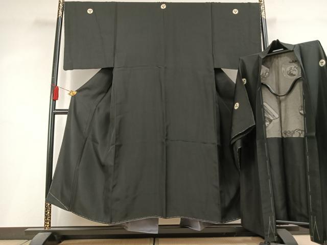 ■■■　サイズ　■■■ 【着物】 身丈 147cm（肩から） 裄丈 68cm 袖丈 51cm　縫込み 6cm 袖幅 34cm 前幅 28cm 後幅 34cm 着物縫いこみ 内揚げ 7cm 裄 お袖側 約2.5cm　身頃側 約1cm 【羽織】 身丈 100cm（肩から） 裄丈 69cm 袖丈 51cm　縫込み 5cm 袖幅 35cm 前幅 17cm 後幅 33cm 裄 お袖側 約1cm　身頃側 約1cm ■■■　商品詳細　■■■ 【正絹・五つ紋・比翼仕立て】 着物の状態は接写画像のように表地所々・胴裏に薄い汚れがございます。 羽織の状態は接写画像のように羽裏に薄い汚れがございます。 大変上質な逸品になりますのでぜひお手入れをされてお召しになられてはいかがでしょうか。 お安く出品致しますので、是非この機会にいかがでしょうか？ ■■■　注意事項　■■■ ■モニター発色の具合により色合いが異なる場合がございます。 ■寸法は多少の誤差が生じる場合がございますのでご了承ください。 ■縫込みの長さが左右非対称の場合は短い部分を記載しております。 左右非対称であってもご返品・お値引き等の保証は出来かねますので、ご了承の上ご購入をお願い致します。 ■シミ等のチェックには注意を払っておりますが、見落としがある場合もございますし、個人の見解も様々ですので神経質な方のご購入はお控えください。 ■箪笥に入っておりました着物や帯なので畳みシワや匂いがあるものもございます。 ■お休みは基本的に土日祝となりますが、その他臨時でお休みする場合がございますのでご了承ください。 ■商品の発送は平日のみの発送となります。 ■夜間と土曜、日曜日はお問い合わせの回答が遅れる場合がございます。 ■当店では、お直し、紋入れ、お手入れ等は承っておりません。 ■生地の状態（ヤケ、経年劣化等）によってはサイズ直しが出来ない場合がございます。 その点もどうかご了承のうえ、ご購入をお願いいたします。 ■弊社で取り扱う商品は一点ものにつき、時期や在庫状況に応じて金額が変更となる場合がございます。 ■検針は行っておりません。予めご了承いただきますようお願いいたします。 ■【洗える着物】と記載のある商品におきましては、商品お届け後に洗濯を行ってしまってからのご返品にはご対応しかねます。 念の為、専門店でのお手入れをお願いいたします。 ■写真に写っている物が全てになります。それ以外の付属品はございませんのでご了承ください。 ■状態に関する写真につきましては、掲載可能な写真枚数に限りがあるため、各箇所につき1枚参考画像を掲載しております。 ■着物のサイズ目安は下記を参考ください↓ ＜女性着物＞　お端折り次第で＋5cm　−1cmが着用可能サイズ 　例）身丈170cmの場合、身長160cm〜175cm ＜男性着物＞　身丈＋約25cm〜27cm程が適応身長 　例）身丈155cmの場合、身長180〜182cm