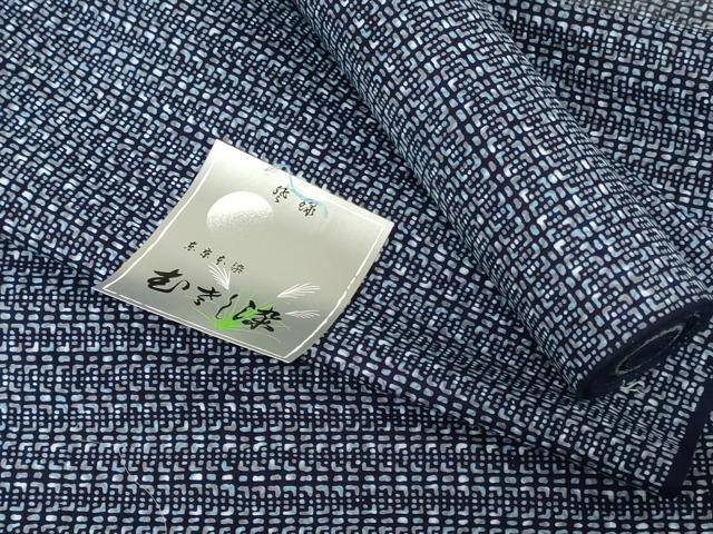 ■■■　サイズ　■■■ 長さ　　着尺分あり 幅　　　約37.5cm ■■■　商品詳細　■■■ 【綿・未使用】 状態は特に目立ったシミ汚れなどもなく大変良い状態です。 大変上質な逸品になります。 お安く出品致しますので、是非この機会にいかがでしょうか？ ■■■　注意事項　■■■ ■モニター発色の具合により色合いが異なる場合がございます。 ■寸法は多少の誤差が生じる場合がございますのでご了承ください。 ■縫込みの長さが左右非対称の場合は短い部分を記載しております。 左右非対称であってもご返品・お値引き等の保証は出来かねますので、ご了承の上ご購入をお願い致します。 ■シミ等のチェックには注意を払っておりますが、見落としがある場合もございますし、個人の見解も様々ですので神経質な方のご購入はお控えください。 ■箪笥に入っておりました着物や帯なので畳みシワや匂いがあるものもございます。 ■お休みは基本的に土日祝となりますが、その他臨時でお休みする場合がございますのでご了承ください。 ■商品の発送は平日のみの発送となります。 ■夜間と土曜、日曜日はお問い合わせの回答が遅れる場合がございます。 ■当店では、お直し、紋入れ、お手入れ等は承っておりません。 ■生地の状態（ヤケ、経年劣化等）によってはサイズ直しが出来ない場合がございます。 その点もどうかご了承のうえ、ご購入をお願いいたします。 ■弊社で取り扱う商品は一点ものにつき、時期や在庫状況に応じて金額が変更となる場合がございます。 ■検針は行っておりません。予めご了承いただきますようお願いいたします。 ■【洗える着物】と記載のある商品におきましては、商品お届け後に洗濯を行ってしまってからのご返品にはご対応しかねます。 念の為、専門店でのお手入れをお願いいたします。 ■写真に写っている物が全てになります。それ以外の付属品はございませんのでご了承ください。 ■状態に関する写真につきましては、掲載可能な写真枚数に限りがあるため、各箇所につき1枚参考画像を掲載しております。 ■着物のサイズ目安は下記を参考ください↓ ＜女性着物＞　お端折り次第で＋5cm　−1cmが着用可能サイズ 　例）身丈170cmの場合、身長160cm〜175cm ＜男性着物＞　身丈＋約25cm〜27cm程が適応身長 　例）身丈155cmの場合、身長180〜182cm