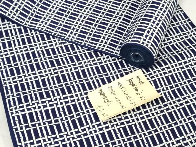 ■■■　サイズ　■■■ 長さ　　着尺分あり 幅　　　約39.5cm ■■■　商品詳細　■■■ 【綿・未使用】 状態は特に目立ったシミ汚れなどもなく大変良い状態です。 大変上質な逸品になります。 お安く出品致しますので、是非この機会にいかがでしょうか？ ■■■　注意事項　■■■ ■モニター発色の具合により色合いが異なる場合がございます。 ■寸法は多少の誤差が生じる場合がございますのでご了承ください。 ■縫込みの長さが左右非対称の場合は短い部分を記載しております。 左右非対称であってもご返品・お値引き等の保証は出来かねますので、ご了承の上ご購入をお願い致します。 ■シミ等のチェックには注意を払っておりますが、見落としがある場合もございますし、個人の見解も様々ですので神経質な方のご購入はお控えください。 ■箪笥に入っておりました着物や帯なので畳みシワや匂いがあるものもございます。 ■お休みは基本的に土日祝となりますが、その他臨時でお休みする場合がございますのでご了承ください。 ■商品の発送は平日のみの発送となります。 ■夜間と土曜、日曜日はお問い合わせの回答が遅れる場合がございます。 ■当店では、お直し、紋入れ、お手入れ等は承っておりません。 ■生地の状態（ヤケ、経年劣化等）によってはサイズ直しが出来ない場合がございます。 その点もどうかご了承のうえ、ご購入をお願いいたします。 ■弊社で取り扱う商品は一点ものにつき、時期や在庫状況に応じて金額が変更となる場合がございます。 ■検針は行っておりません。予めご了承いただきますようお願いいたします。 ■【洗える着物】と記載のある商品におきましては、商品お届け後に洗濯を行ってしまってからのご返品にはご対応しかねます。 念の為、専門店でのお手入れをお願いいたします。 ■写真に写っている物が全てになります。それ以外の付属品はございませんのでご了承ください。 ■状態に関する写真につきましては、掲載可能な写真枚数に限りがあるため、各箇所につき1枚参考画像を掲載しております。 ■着物のサイズ目安は下記を参考ください↓ ＜女性着物＞　お端折り次第で＋5cm　−1cmが着用可能サイズ 　例）身丈170cmの場合、身長160cm〜175cm ＜男性着物＞　身丈＋約25cm〜27cm程が適応身長 　例）身丈155cmの場合、身長180〜182cm