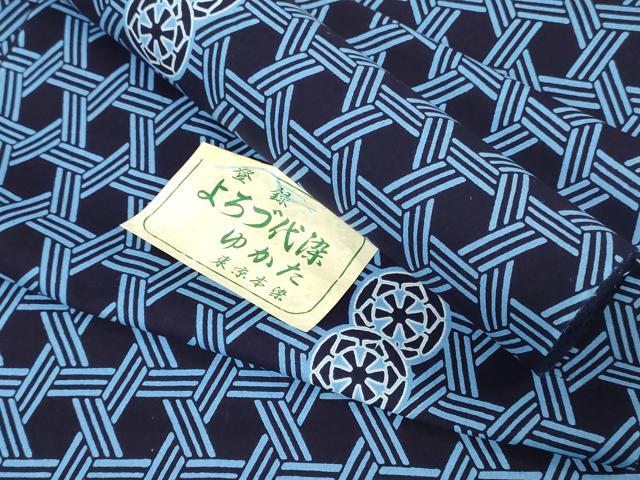 ■■■　サイズ　■■■ 長さ　　着尺分あり 幅　　　約37cm ■■■　商品詳細　■■■ 【綿・未使用】 状態は特に目立ったシミ汚れなどもなく大変良い状態です。 大変上質な逸品になります。 お安く出品致しますので、是非この機会にいかがでしょうか？ ■■■　注意事項　■■■ ■モニター発色の具合により色合いが異なる場合がございます。 ■寸法は多少の誤差が生じる場合がございますのでご了承ください。 ■縫込みの長さが左右非対称の場合は短い部分を記載しております。 左右非対称であってもご返品・お値引き等の保証は出来かねますので、ご了承の上ご購入をお願い致します。 ■シミ等のチェックには注意を払っておりますが、見落としがある場合もございますし、個人の見解も様々ですので神経質な方のご購入はお控えください。 ■箪笥に入っておりました着物や帯なので畳みシワや匂いがあるものもございます。 ■お休みは基本的に土日祝となりますが、その他臨時でお休みする場合がございますのでご了承ください。 ■商品の発送は平日のみの発送となります。 ■夜間と土曜、日曜日はお問い合わせの回答が遅れる場合がございます。 ■当店では、お直し、紋入れ、お手入れ等は承っておりません。 ■生地の状態（ヤケ、経年劣化等）によってはサイズ直しが出来ない場合がございます。 その点もどうかご了承のうえ、ご購入をお願いいたします。 ■弊社で取り扱う商品は一点ものにつき、時期や在庫状況に応じて金額が変更となる場合がございます。 ■検針は行っておりません。予めご了承いただきますようお願いいたします。 ■【洗える着物】と記載のある商品におきましては、商品お届け後に洗濯を行ってしまってからのご返品にはご対応しかねます。 念の為、専門店でのお手入れをお願いいたします。 ■写真に写っている物が全てになります。それ以外の付属品はございませんのでご了承ください。 ■状態に関する写真につきましては、掲載可能な写真枚数に限りがあるため、各箇所につき1枚参考画像を掲載しております。 ■着物のサイズ目安は下記を参考ください↓ ＜女性着物＞　お端折り次第で＋5cm　−1cmが着用可能サイズ 　例）身丈170cmの場合、身長160cm〜175cm ＜男性着物＞　身丈＋約25cm〜27cm程が適応身長 　例）身丈155cmの場合、身長180〜182cm