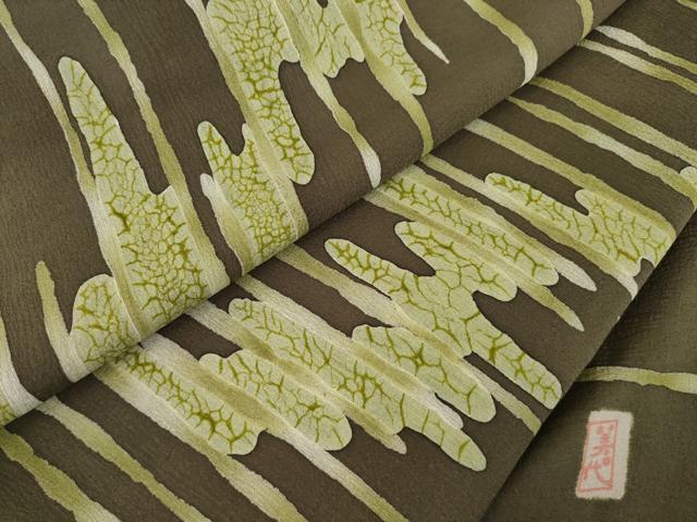 ■■■　サイズ　■■■ 身丈 157cm（肩から） 裄丈 64cm 袖丈 44cm　縫込み 6cm 袖幅 33cm 前幅 23cm 後幅 29cm 着物縫いこみ 内揚げ 10cm 裄 お袖側 約4cm　身頃側 約5cm ■■■　商品詳細　■■■ 【正絹】 状態は特に目立ったシミ汚れなどもなく大変良い状態です。 大変上質な逸品になります。 お安く出品致しますので、是非この機会にいかがでしょうか？ ■■■　注意事項　■■■ ■モニター発色の具合により色合いが異なる場合がございます。 ■寸法は多少の誤差が生じる場合がございますのでご了承ください。 ■シミ等のチェックには注意を払っておりますが、見落としがある場合もございますし、個人の見解も様々ですので神経質な方のご購入はお控えください。 ■箪笥に入っておりました着物や帯なので畳みシワや匂いがあるものもございます。 ■お休みは基本的に土日祝となりますが、その他臨時でお休みする場合がございますのでご了承ください。 ■商品の発送は平日のみの発送となります。 ■夜間と土曜、日曜日はお問い合わせの回答が遅れる場合がございます。 ■当店では、お直し、紋入れ、お手入れ等は承っておりません。 ■生地の状態（ヤケ、経年劣化等）によってはサイズ直しが出来ない場合がございます。 その点もどうかご了承のうえ、ご購入をお願いいたします。 ■着物のサイズ目安は下記を参考ください↓ ＜女性着物＞　身長-10cm+5cmが着用可能サイズ(お端折り次第) 　例）身長160cmの方→着物身丈150cm〜165cm ＜男性着物＞　身長-27cm ±5cmが着用可能サイズ 　例）身長170cmの方→着物身丈138cm〜148cm