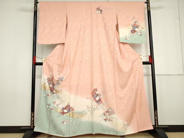 ■■■　サイズ　■■■ 身丈 159.5cm（肩から） 裄丈 66cm 袖丈 56cm　縫込み 4cm 袖幅 34cm 前幅 24.5cm 後幅 30cm 着物縫いこみ 内揚げ 0cm 裄 お袖側 約1cm　身頃側 約1cm ■■■　商品詳細　■■■ 【正絹・一つ紋・重ね衿：取り外し可能】 状態は特に目立ったシミ汚れなどもなく大変良い状態です。 大変上質な逸品になります。 お安く出品致しますので、是非この機会にいかがでしょうか？ ■■■　注意事項　■■■ ■モニター発色の具合により色合いが異なる場合がございます。 ■寸法は多少の誤差が生じる場合がございますのでご了承ください。 ■縫込みの長さが左右非対称の場合は短い部分を記載しております。 左右非対称であってもご返品・お値引き等の保証は出来かねますので、ご了承の上ご購入をお願い致します。 ■シミ等のチェックには注意を払っておりますが、見落としがある場合もございますし、個人の見解も様々ですので神経質な方のご購入はお控えください。 ■箪笥に入っておりました着物や帯なので畳みシワや匂いがあるものもございます。 ■お休みは基本的に土日祝となりますが、その他臨時でお休みする場合がございますのでご了承ください。 ■商品の発送は平日のみの発送となります。 ■夜間と土曜、日曜日はお問い合わせの回答が遅れる場合がございます。 ■当店では、お直し、紋入れ、お手入れ等は承っておりません。 ■生地の状態（ヤケ、経年劣化等）によってはサイズ直しが出来ない場合がございます。 その点もどうかご了承のうえ、ご購入をお願いいたします。 ■弊社で取り扱う商品は一点ものにつき、時期や在庫状況に応じて金額が変更となる場合がございます。 ■検針は行っておりません。予めご了承いただきますようお願いいたします。 ■【洗える着物】と記載のある商品におきましては、商品お届け後に洗濯を行ってしまってからのご返品にはご対応しかねます。 念の為、専門店でのお手入れをお願いいたします。 ■着物のサイズ目安は下記を参考ください↓ ＜女性着物＞　お端折り次第で＋5cm　−1cmが着用可能サイズ 　例）身丈170cmの場合、身長160cm〜175cm ＜男性着物＞　身丈＋約25cm〜27cm程が適応身長 　例）身丈155cmの場合、身長180〜182cm