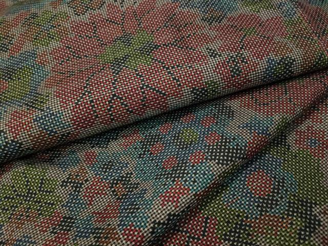 ■■■　サイズ　■■■ 身丈 158cm（肩から） 裄丈 64.5cm 袖丈 53cm　縫込み 3.5cm 袖幅 34cm 前幅 23cm 後幅 29.5cm 着物縫いこみ 内揚げ 0cm 裄 お袖側 約2.5cm　身頃側 約4cm ■■■　商品詳細　■■■ 【正絹】 状態は特に目立ったシミ汚れなどもなく大変良い状態です。 大変上質な逸品になります。 お安く出品致しますので、是非この機会にいかがでしょうか？ ■■■　注意事項　■■■ ■モニター発色の具合により色合いが異なる場合がございます。 ■寸法は多少の誤差が生じる場合がございますのでご了承ください。 ■縫込みの長さが左右非対称の場合は短い部分を記載しております。 左右非対称であってもご返品・お値引き等の保証は出来かねますので、ご了承の上ご購入をお願い致します。 ■シミ等のチェックには注意を払っておりますが、見落としがある場合もございますし、個人の見解も様々ですので神経質な方のご購入はお控えください。 ■箪笥に入っておりました着物や帯なので畳みシワや匂いがあるものもございます。 ■お休みは基本的に土日祝となりますが、その他臨時でお休みする場合がございますのでご了承ください。 ■商品の発送は平日のみの発送となります。 ■夜間と土曜、日曜日はお問い合わせの回答が遅れる場合がございます。 ■当店では、お直し、紋入れ、お手入れ等は承っておりません。 ■生地の状態（ヤケ、経年劣化等）によってはサイズ直しが出来ない場合がございます。 その点もどうかご了承のうえ、ご購入をお願いいたします。 ■弊社で取り扱う商品は一点ものにつき、時期や在庫状況に応じて金額が変更となる場合がございます。 ■検針は行っておりません。予めご了承いただきますようお願いいたします。 ■【洗える着物】と記載のある商品におきましては、商品お届け後に洗濯を行ってしまってからのご返品にはご対応しかねます。 念の為、専門店でのお手入れをお願いいたします。 ■着物のサイズ目安は下記を参考ください↓ ＜女性着物＞　お端折り次第で＋5?　−10?が着用可能サイズ 　例）身丈170?の場合、身長160?〜175? ＜男性着物＞　身丈＋約25?〜27?程が適応身長 　例）身丈155?の場合、身長180〜182?