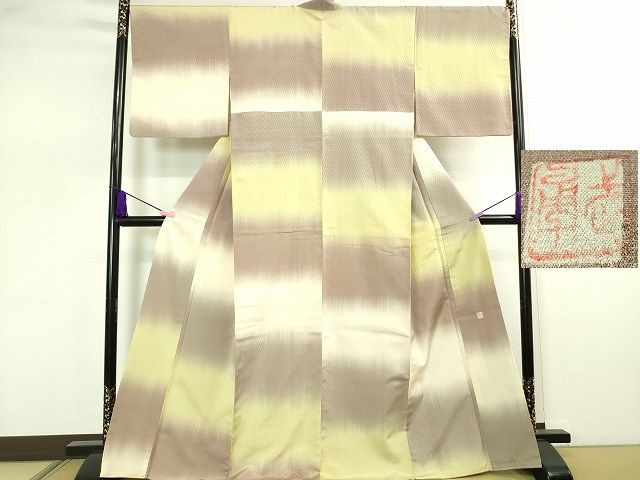 ■■■　サイズ　■■■ 身丈 165.5cm（肩から） 裄丈 69cm 袖丈 49cm 縫込み 5cm 袖幅 34.5cm 前幅 26cm 後幅 31cm 着物縫いこみ 内揚げ 7.5cm 裄 お袖側 約 2.5cm　身頃側 約 2cm ■■■　商品詳細　■■■ 【正絹】 状態は特に目立ったシミ汚れなどもなく大変良い状態です。 錦織の伝統を受け継ぎ再現された曽根武勇さんの作品には いつもさりげなさの中にハイセンスな高級感があり、 色も質感も光沢もどれもとても素敵で、 着心地の良さからも人気の高い作家です。 大変上質な極上の逸品になります。 お安く出品致しますので、是非この機会にいかがでしょうか？ ■■■　注意事項　■■■ ■モニター発色の具合により色合いが異なる場合がございます。 ■寸法は多少の誤差が生じる場合がございますのでご了承ください。 ■縫込みの長さが左右非対称の場合は短い部分を記載しております。 左右非対称であってもご返品・お値引き等の保証は出来かねますので、ご了承の上ご購入をお願い致します。 ■シミ等のチェックには注意を払っておりますが、見落としがある場合もございますし、個人の見解も様々ですので神経質な方のご購入はお控えください。 ■箪笥に入っておりました着物や帯なので畳みシワや匂いがあるものもございます。 ■お休みは基本的に土日祝となりますが、その他臨時でお休みする場合がございますのでご了承ください。 ■商品の発送は平日のみの発送となります。 ■夜間と土曜、日曜日はお問い合わせの回答が遅れる場合がございます。 ■当店では、お直し、紋入れ、お手入れ等は承っておりません。 ■生地の状態（ヤケ、経年劣化等）によってはサイズ直しが出来ない場合がございます。 その点もどうかご了承のうえ、ご購入をお願いいたします。 ■弊社で取り扱う商品は一点ものにつき、時期や在庫状況に応じて金額が変更となる場合がございます。 ■検針は行っておりません。予めご了承いただきますようお願いいたします。 ■【洗える着物】と記載のある商品におきましては、商品お届け後に洗濯を行ってしまってからのご返品にはご対応しかねます。 念の為、専門店でのお手入れをお願いいたします。 ■着物のサイズ目安は下記を参考ください↓ ＜女性着物＞　お端折り次第で＋5?　−10?が着用可能サイズ 　例）身丈170?の場合、身長160?〜175? ＜男性着物＞　身丈＋約25?〜27?程が適応身長 　例）身丈155?の場合、身長180〜182?