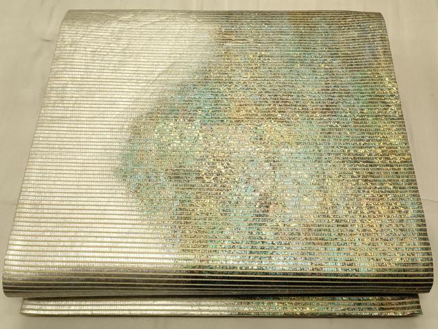 ■■■　サイズ　■■■ 長さ 428cm 幅 31cm程 ■■■　商品詳細　■■■ 【正絹】 詳細に関しましては、画像をご確認ください。 大変上質な逸品になります。 お安く出品致しますので、是非この機会にいかがでしょうか？ ■■■　注意事項　■■■ ■モニター発色の具合により色合いが異なる場合がございます。 ■寸法は多少の誤差が生じる場合がございますのでご了承ください。 ■縫込みの長さが左右非対称の場合は短い部分を記載しております。 左右非対称であってもご返品・お値引き等の保証は出来かねますので、ご了承の上ご購入をお願い致します。 ■シミ等のチェックには注意を払っておりますが、見落としがある場合もございますし、個人の見解も様々ですので神経質な方のご購入はお控えください。 ■箪笥に入っておりました着物や帯なので畳みシワや匂いがあるものもございます。 ■お休みは基本的に土日祝となりますが、その他臨時でお休みする場合がございますのでご了承ください。 ■商品の発送は平日のみの発送となります。 ■夜間と土曜、日曜日はお問い合わせの回答が遅れる場合がございます。 ■当店では、お直し、紋入れ、お手入れ等は承っておりません。 ■生地の状態（ヤケ、経年劣化等）によってはサイズ直しが出来ない場合がございます。 その点もどうかご了承のうえ、ご購入をお願いいたします。 ■弊社で取り扱う商品は一点ものにつき、時期や在庫状況に応じて金額が変更となる場合がございます。 ■検針は行っておりません。予めご了承いただきますようお願いいたします。 ■【洗える着物】と記載のある商品におきましては、商品お届け後に洗濯を行ってしまってからのご返品にはご対応しかねます。 念の為、専門店でのお手入れをお願いいたします。 ■着物のサイズ目安は下記を参考ください↓ ＜女性着物＞　お端折り次第で＋5cm　−1cmが着用可能サイズ 　例）身丈170cmの場合、身長160cm〜175cm ＜男性着物＞　身丈＋約25cm〜27cm程が適応身長 　例）身丈155cmの場合、身長180〜182cm