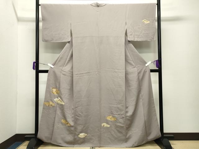 ■■■　サイズ　■■■ 身丈 165cm（肩から） 裄丈 66cm 袖丈 44.5cm　縫込み 7.5cm 袖幅 33.5cm 前幅 26cm 後幅 30cm 着物縫いこみ 内揚げ 5.5cm 裄 お袖側 約3cm　身頃側 約2cm ■■■　商品詳細　■■■ 【正絹・一つ紋】 状態は接写画像のように八掛・衿山・衿・両袖に薄い汚れがございますが その他特に目立ったシミ汚れなどもなく大変良い状態です。 大変上質な逸品になります。 お安く出品致しますので、是非この機会にいかがでしょうか？ ■■■　注意事項　■■■ ■モニター発色の具合により色合いが異なる場合がございます。 ■寸法は多少の誤差が生じる場合がございますのでご了承ください。 ■縫込みの長さが左右非対称の場合は短い部分を記載しております。 左右非対称であってもご返品・お値引き等の保証は出来かねますので、ご了承の上ご購入をお願い致します。 ■シミ等のチェックには注意を払っておりますが、見落としがある場合もございますし、個人の見解も様々ですので神経質な方のご購入はお控えください。 ■箪笥に入っておりました着物や帯なので畳みシワや匂いがあるものもございます。 ■お休みは基本的に土日祝となりますが、その他臨時でお休みする場合がございますのでご了承ください。 ■商品の発送は平日のみの発送となります。 ■夜間と土曜、日曜日はお問い合わせの回答が遅れる場合がございます。 ■当店では、お直し、紋入れ、お手入れ等は承っておりません。 ■生地の状態（ヤケ、経年劣化等）によってはサイズ直しが出来ない場合がございます。 その点もどうかご了承のうえ、ご購入をお願いいたします。 ■弊社で取り扱う商品は一点ものにつき、時期や在庫状況に応じて金額が変更となる場合がございます。 ■検針は行っておりません。予めご了承いただきますようお願いいたします。 ■【洗える着物】と記載のある商品におきましては、商品お届け後に洗濯を行ってしまってからのご返品にはご対応しかねます。 念の為、専門店でのお手入れをお願いいたします。 ■着物のサイズ目安は下記を参考ください↓ ＜女性着物＞　お端折り次第で＋5cm　−1cmが着用可能サイズ 　例）身丈170cmの場合、身長160cm〜175cm ＜男性着物＞　身丈＋約25cm〜27cm程が適応身長 　例）身丈155cmの場合、身長180〜182cm
