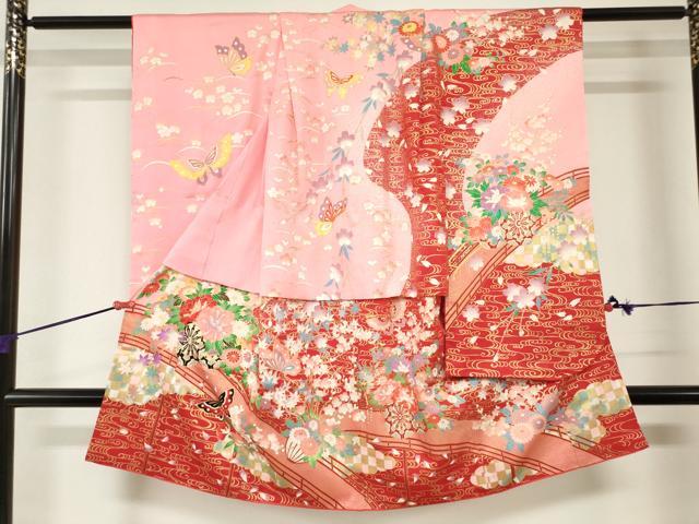 ■■■　サイズ　■■■ 【祝着】 身丈 101cm（肩から） 裄丈 45cm（肩上げ　4.5cm） 袖丈 74.5cm　縫込み 3cm 袖幅 31cm 前幅 17.5cm 後幅 24.5cm 着物縫いこみ 内揚げ 0cm （腰上げ　7.5cm） 裄 お袖側 約1.5cm　身頃側 約1.5cm ■■■　商品詳細　■■■ 【正絹】 状態は接写画像のように両袖前後・上前・八掛に薄い汚れがございますが その他特に目立ったシミ汚れなどもなく大変良い状態です。 大変上質な逸品になります。 お安く出品致しますので、是非この機会にいかがでしょうか？ ■■■　注意事項　■■■ ■モニター発色の具合により色合いが異なる場合がございます。 ■寸法は多少の誤差が生じる場合がございますのでご了承ください。 ■縫込みの長さが左右非対称の場合は短い部分を記載しております。 左右非対称であってもご返品・お値引き等の保証は出来かねますので、ご了承の上ご購入をお願い致します。 ■シミ等のチェックには注意を払っておりますが、見落としがある場合もございますし、個人の見解も様々ですので神経質な方のご購入はお控えください。 ■箪笥に入っておりました着物や帯なので畳みシワや匂いがあるものもございます。 ■お休みは基本的に土日祝となりますが、その他臨時でお休みする場合がございますのでご了承ください。 ■商品の発送は平日のみの発送となります。 ■夜間と土曜、日曜日はお問い合わせの回答が遅れる場合がございます。 ■当店では、お直し、紋入れ、お手入れ等は承っておりません。 ■生地の状態（ヤケ、経年劣化等）によってはサイズ直しが出来ない場合がございます。 その点もどうかご了承のうえ、ご購入をお願いいたします。 ■弊社で取り扱う商品は一点ものにつき、時期や在庫状況に応じて金額が変更となる場合がございます。 ■検針は行っておりません。予めご了承いただきますようお願いいたします。 ■【洗える着物】と記載のある商品におきましては、商品お届け後に洗濯を行ってしまってからのご返品にはご対応しかねます。 念の為、専門店でのお手入れをお願いいたします。 ■写真に写っている物が全てになります。それ以外の付属品はございませんのでご了承ください。 ■状態に関する写真につきましては、掲載可能な写真枚数に限りがあるため、各箇所につき1枚参考画像を掲載しております。 ■着物のサイズ目安は下記を参考ください↓ ＜女性着物＞　お端折り次第で＋5cm　−1cmが着用可能サイズ 　例）身丈170cmの場合、身長160cm〜175cm ＜男性着物＞　身丈＋約25cm〜27cm程が適応身長 　例）身丈155cmの場合、身長180〜182cm