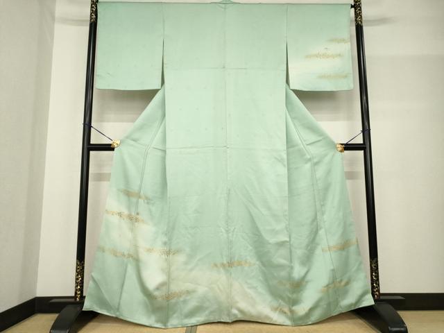 ■■■　サイズ　■■■ 身丈 162cm（肩から） 裄丈 66.5cm 袖丈 50cm　縫込み 5cm 袖幅 33.5cm 前幅 24cm 後幅 30cm 着物縫いこみ 内揚げ 5.5cm 裄 お袖側 約2cm　身頃側 約1cm ■■■　商品詳細　■■■ 【正絹】 状態は接写画像のように上前・袖口・後身頃に薄い汚れがございますが その他特に目立ったシミ汚れなどもなく大変良い状態です。 大変上質な逸品になります。 お安く出品致しますので、是非この機会にいかがでしょうか？ ■■■　注意事項　■■■ ■モニター発色の具合により色合いが異なる場合がございます。 ■寸法は多少の誤差が生じる場合がございますのでご了承ください。 ■縫込みの長さが左右非対称の場合は短い部分を記載しております。 左右非対称であってもご返品・お値引き等の保証は出来かねますので、ご了承の上ご購入をお願い致します。 ■シミ等のチェックには注意を払っておりますが、見落としがある場合もございますし、個人の見解も様々ですので神経質な方のご購入はお控えください。 ■箪笥に入っておりました着物や帯なので畳みシワや匂いがあるものもございます。 ■お休みは基本的に土日祝となりますが、その他臨時でお休みする場合がございますのでご了承ください。 ■商品の発送は平日のみの発送となります。 ■夜間と土曜、日曜日はお問い合わせの回答が遅れる場合がございます。 ■当店では、お直し、紋入れ、お手入れ等は承っておりません。 ■生地の状態（ヤケ、経年劣化等）によってはサイズ直しが出来ない場合がございます。 その点もどうかご了承のうえ、ご購入をお願いいたします。 ■弊社で取り扱う商品は一点ものにつき、時期や在庫状況に応じて金額が変更となる場合がございます。 ■検針は行っておりません。予めご了承いただきますようお願いいたします。 ■【洗える着物】と記載のある商品におきましては、商品お届け後に洗濯を行ってしまってからのご返品にはご対応しかねます。 念の為、専門店でのお手入れをお願いいたします。 ■着物のサイズ目安は下記を参考ください↓ ＜女性着物＞　お端折り次第で＋5cm　−1cmが着用可能サイズ 　例）身丈170cmの場合、身長160cm〜175cm ＜男性着物＞　身丈＋約25cm〜27cm程が適応身長 　例）身丈155cmの場合、身長180〜182cm
