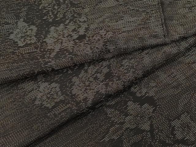 ■■■　サイズ　■■■ 身丈 162cm（肩から） 裄丈 70.5cm 袖丈 48.5cm　縫込み 3cm 袖幅 35.5cm 前幅 26cm 後幅 32cm 着物縫いこみ 内揚げ 2.5cm 裄 お袖側 約1.5cm　身頃側 約0cm ■■■　商品詳細　■■■ 【正絹・未使用】 状態は接写画像のように下前おくみに破れがございますが その他特に目立ったシミ汚れなどもなく大変良い状態です。 大変上質な逸品になります。 お安く出品致しますので、是非この機会にいかがでしょうか？※若干保管臭がございます。 ■■■　注意事項　■■■ ■モニター発色の具合により色合いが異なる場合がございます。 ■寸法は多少の誤差が生じる場合がございますのでご了承ください。 ■シミ等のチェックには注意を払っておりますが、見落としがある場合もございますし、個人の見解も様々ですので神経質な方のご購入はお控えください。 ■箪笥に入っておりました着物や帯なので畳みシワや匂いがあるものもございます。 ■お休みは基本的に土日祝となりますが、その他臨時でお休みする場合がございますのでご了承ください。 ■商品の発送は平日のみの発送となります。 ■夜間と土曜、日曜日はお問い合わせの回答が遅れる場合がございます。 ■当店では、お直し、紋入れ、お手入れ等は承っておりません。 ■生地の状態（ヤケ、経年劣化等）によってはサイズ直しが出来ない場合がございます。 その点もどうかご了承のうえ、ご購入をお願いいたします。 ■着物のサイズ目安は下記を参考ください↓ ＜女性着物＞　身長-10cm+5cmが着用可能サイズ(お端折り次第) 　例）身長160cmの方→着物身丈150cm〜165cm ＜男性着物＞　身長-27cm ±5cmが着用可能サイズ 　例）身長170cmの方→着物身丈138cm〜148cm