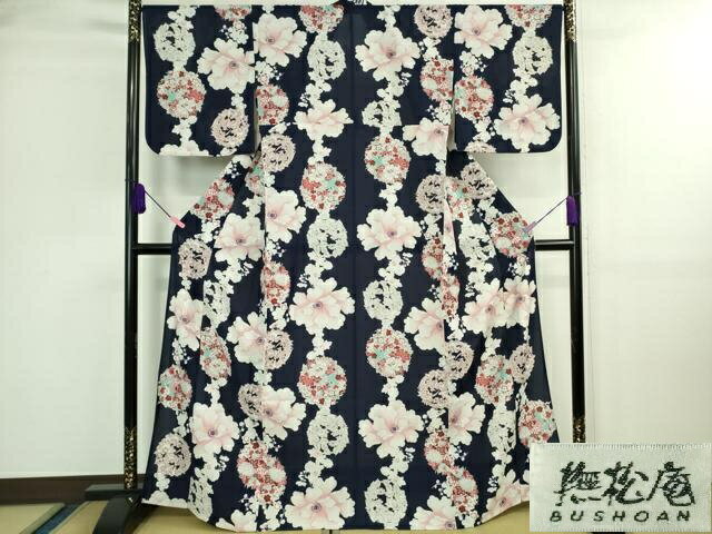 ■■■　サイズ　■■■ 身丈 165cm（肩から） 裄丈 68.5cm 袖丈 49cm　縫込み 0cm 袖幅 34.5cm 前幅 24.5cm 後幅 29.5cm 着物縫いこみ 内揚げ 0cm 裄 お袖側 約 2cm　身頃側 約 2cm ■■■　商品詳細　■■■ 【化繊・バチ衿】 状態は特に目立ったシミ汚れなどもなく大変良い状態です。 『撫松庵』はファッション誌や着物雑誌などによく掲載される いわずと知れた人気ブランドです。 セオアルファとは、 汗をサッと吸い取り、すばやく発散。爽やかな肌触りです。 さらさらとしたドライ感で、清涼感のある着心地です。 適度なハリとコシで美しいシルエットを保ちます。 クールで、ドライ感が違います。 小紋としても浴衣としてもお召しいただくことができます。 大変上質な極上の逸品になります。 お安く出品致しますので、是非この機会にいかがでしょうか？ ■■■　注意事項　■■■ ■モニター発色の具合により色合いが異なる場合がございます。 ■寸法は多少の誤差が生じる場合がございますのでご了承ください。 ■縫込みの長さが左右非対称の場合は短い部分を記載しております。 左右非対称であってもご返品・お値引き等の保証は出来かねますので、ご了承の上ご購入をお願い致します。 ■シミ等のチェックには注意を払っておりますが、見落としがある場合もございますし、個人の見解も様々ですので神経質な方のご購入はお控えください。 ■箪笥に入っておりました着物や帯なので畳みシワや匂いがあるものもございます。 ■お休みは基本的に土日祝となりますが、その他臨時でお休みする場合がございますのでご了承ください。 ■商品の発送は平日のみの発送となります。 ■夜間と土曜、日曜日はお問い合わせの回答が遅れる場合がございます。 ■当店では、お直し、紋入れ、お手入れ等は承っておりません。 ■生地の状態（ヤケ、経年劣化等）によってはサイズ直しが出来ない場合がございます。 その点もどうかご了承のうえ、ご購入をお願いいたします。 ■弊社で取り扱う商品は一点ものにつき、時期や在庫状況に応じて金額が変更となる場合がございます。 ■検針は行っておりません。予めご了承いただきますようお願いいたします。 ■【洗える着物】と記載のある商品におきましては、商品お届け後に洗濯を行ってしまってからのご返品にはご対応しかねます。 念の為、専門店でのお手入れをお願いいたします。 ■着物のサイズ目安は下記を参考ください↓ ＜女性着物＞　お端折り次第で＋5?　−10?が着用可能サイズ 　例）身丈170?の場合、身長160?〜175? ＜男性着物＞　身丈＋約25?〜27?程が適応身長 　例）身丈155?の場合、身長180〜182?