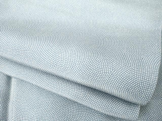 ■■■　サイズ　■■■ 身丈 162cm（肩から） 裄丈 69cm 袖丈 49cm　縫込み 4cm 袖幅 35cm 前幅 25cm 後幅 31cm 着物縫いこみ 内揚げ 6cm 裄 お袖側 約1cm　身頃側 約1cm ■■■　商品詳細　■■■ 【正絹】 状態は接写画像のように袖口・衿山に薄い汚れがございますが その他特に目立ったシミ汚れなどもなく大変良い状態です。 大変上質な逸品になります。 お安く出品致しますので、是非この機会にいかがでしょうか？ ■■■　注意事項　■■■ ■モニター発色の具合により色合いが異なる場合がございます。 ■寸法は多少の誤差が生じる場合がございますのでご了承ください。 ■縫込みの長さが左右非対称の場合は短い部分を記載しております。 左右非対称であってもご返品・お値引き等の保証は出来かねますので、ご了承の上ご購入をお願い致します。 ■シミ等のチェックには注意を払っておりますが、見落としがある場合もございますし、個人の見解も様々ですので神経質な方のご購入はお控えください。 ■箪笥に入っておりました着物や帯なので畳みシワや匂いがあるものもございます。 ■お休みは基本的に土日祝となりますが、その他臨時でお休みする場合がございますのでご了承ください。 ■商品の発送は平日のみの発送となります。 ■夜間と土曜、日曜日はお問い合わせの回答が遅れる場合がございます。 ■当店では、お直し、紋入れ、お手入れ等は承っておりません。 ■生地の状態（ヤケ、経年劣化等）によってはサイズ直しが出来ない場合がございます。 その点もどうかご了承のうえ、ご購入をお願いいたします。 ■弊社で取り扱う商品は一点ものにつき、時期や在庫状況に応じて金額が変更となる場合がございます。 ■検針は行っておりません。予めご了承いただきますようお願いいたします。 ■【洗える着物】と記載のある商品におきましては、商品お届け後に洗濯を行ってしまってからのご返品にはご対応しかねます。 念の為、専門店でのお手入れをお願いいたします。 ■着物のサイズ目安は下記を参考ください↓ ＜女性着物＞　お端折り次第で＋5cm　−1cmが着用可能サイズ 　例）身丈170cmの場合、身長160cm〜175cm ＜男性着物＞　身丈＋約25cm〜27cm程が適応身長 　例）身丈155cmの場合、身長180〜182cm