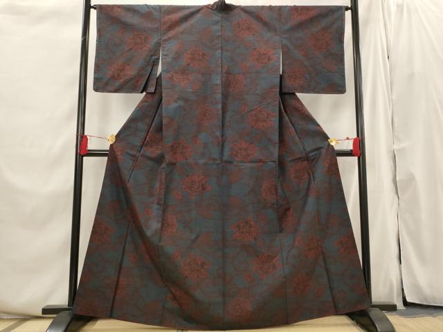 ■■■　サイズ　■■■ 身丈 162.5cm（肩から） 裄丈 64.5cm 袖丈 49cm　縫込み 4cm 袖幅 32.5cm 前幅 25cm 後幅 30cm 着物縫いこみ 内揚げ 0cm 裄 お袖側 約3cm　身頃側 約2cm ■■■　商品詳細　■■■ 【正絹】 状態は画像を添付しておりますので、そちらをご確認下さいますよう宜しくお願い致します。 大変上質な逸品になります。 お安く出品致しますので、是非この機会にいかがでしょうか？ ■■■　注意事項　■■■ ■モニター発色の具合により色合いが異なる場合がございます。 ■寸法は多少の誤差が生じる場合がございますのでご了承ください。 ■縫込みの長さが左右非対称の場合は短い部分を記載しております。 左右非対称であってもご返品・お値引き等の保証は出来かねますので、ご了承の上ご購入をお願い致します。 ■シミ等のチェックには注意を払っておりますが、見落としがある場合もございますし、個人の見解も様々ですので神経質な方のご購入はお控えください。 ■箪笥に入っておりました着物や帯なので畳みシワや匂いがあるものもございます。 ■お休みは基本的に土日祝となりますが、その他臨時でお休みする場合がございますのでご了承ください。 ■商品の発送は平日のみの発送となります。 ■夜間と土曜、日曜日はお問い合わせの回答が遅れる場合がございます。 ■当店では、お直し、紋入れ、お手入れ等は承っておりません。 ■生地の状態（ヤケ、経年劣化等）によってはサイズ直しが出来ない場合がございます。 その点もどうかご了承のうえ、ご購入をお願いいたします。 ■弊社で取り扱う商品は一点ものにつき、時期や在庫状況に応じて金額が変更となる場合がございます。 ■検針は行っておりません。予めご了承いただきますようお願いいたします。 ■【洗える着物】と記載のある商品におきましては、商品お届け後に洗濯を行ってしまってからのご返品にはご対応しかねます。 念の為、専門店でのお手入れをお願いいたします。 ■着物のサイズ目安は下記を参考ください↓ ＜女性着物＞　お端折り次第で＋5cm　−1cmが着用可能サイズ 　例）身丈170cmの場合、身長160cm〜175cm ＜男性着物＞　身丈＋約25cm〜27cm程が適応身長 　例）身丈155cmの場合、身長180〜182cm