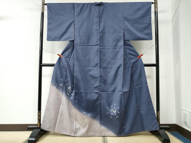 ■■■　サイズ　■■■ 身丈 163cm（肩から） 裄丈 65cm 袖丈 49cm　縫込み 5cm 袖幅 34cm 前幅 24cm 後幅 30cm 着物縫いこみ 内揚げ 7cm 裄 お袖側 約2cm　身頃側 約3cm ■■■　商品詳細　■■■ 【正絹】 状態は接写画像のように後身頃・衿山に汚れがございますが その他特に目立ったシミ汚れなどもなく大変良い状態です。 大変上質な逸品になります。 お安く出品致しますので、是非この機会にいかがでしょうか？ ■■■　注意事項　■■■ ■モニター発色の具合により色合いが異なる場合がございます。 ■寸法は多少の誤差が生じる場合がございますのでご了承ください。 ■縫込みの長さが左右非対称の場合は短い部分を記載しております。 左右非対称であってもご返品・お値引き等の保証は出来かねますので、ご了承の上ご購入をお願い致します。 ■シミ等のチェックには注意を払っておりますが、見落としがある場合もございますし、個人の見解も様々ですので神経質な方のご購入はお控えください。 ■箪笥に入っておりました着物や帯なので畳みシワや匂いがあるものもございます。 ■お休みは基本的に土日祝となりますが、その他臨時でお休みする場合がございますのでご了承ください。 ■商品の発送は平日のみの発送となります。 ■夜間と土曜、日曜日はお問い合わせの回答が遅れる場合がございます。 ■当店では、お直し、紋入れ、お手入れ等は承っておりません。 ■生地の状態（ヤケ、経年劣化等）によってはサイズ直しが出来ない場合がございます。 その点もどうかご了承のうえ、ご購入をお願いいたします。 ■弊社で取り扱う商品は一点ものにつき、時期や在庫状況に応じて金額が変更となる場合がございます。 ■検針は行っておりません。予めご了承いただきますようお願いいたします。 ■【洗える着物】と記載のある商品におきましては、商品お届け後に洗濯を行ってしまってからのご返品にはご対応しかねます。 念の為、専門店でのお手入れをお願いいたします。 ■着物のサイズ目安は下記を参考ください↓ ＜女性着物＞　お端折り次第で＋5cm　−1cmが着用可能サイズ 　例）身丈170cmの場合、身長160cm〜175cm ＜男性着物＞　身丈＋約25cm〜27cm程が適応身長 　例）身丈155cmの場合、身長180〜182cm