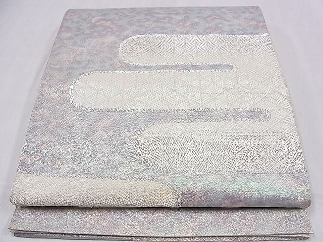 ■■■　サイズ　■■■ 長さ 438cm 幅 30.5cm程 ■■■　商品詳細　■■■ 【正絹・芯なし】 状態は 太鼓・裏地に薄いシミがございますが その他特に目立ったシミ汚れなどもなく大変良い状態です。 大変上質な逸品になります。 お安く出品致しますので、是非この機会にいかがでしょうか？ ■■■　注意事項　■■■ ■モニター発色の具合により色合いが異なる場合がございます。 ■寸法は多少の誤差が生じる場合がございますのでご了承ください。 ■縫込みの長さが左右非対称の場合は短い部分を記載しております。 左右非対称であってもご返品・お値引き等の保証は出来かねますので、ご了承の上ご購入をお願い致します。 ■シミ等のチェックには注意を払っておりますが、見落としがある場合もございますし、個人の見解も様々ですので神経質な方のご購入はお控えください。 ■箪笥に入っておりました着物や帯なので畳みシワや匂いがあるものもございます。 ■お休みは基本的に土日祝となりますが、その他臨時でお休みする場合がございますのでご了承ください。 ■商品の発送は平日のみの発送となります。 ■夜間と土曜、日曜日はお問い合わせの回答が遅れる場合がございます。 ■当店では、お直し、紋入れ、お手入れ等は承っておりません。 ■生地の状態（ヤケ、経年劣化等）によってはサイズ直しが出来ない場合がございます。 その点もどうかご了承のうえ、ご購入をお願いいたします。 ■弊社で取り扱う商品は一点ものにつき、時期や在庫状況に応じて金額が変更となる場合がございます。 ■検針は行っておりません。予めご了承いただきますようお願いいたします。 ■【洗える着物】と記載のある商品におきましては、商品お届け後に洗濯を行ってしまってからのご返品にはご対応しかねます。 念の為、専門店でのお手入れをお願いいたします。 ■着物のサイズ目安は下記を参考ください↓ ＜女性着物＞　お端折り次第で＋5cm　−1cmが着用可能サイズ 　例）身丈170cmの場合、身長160cm〜175cm ＜男性着物＞　身丈＋約25cm〜27cm程が適応身長 　例）身丈155cmの場合、身長180〜182cm