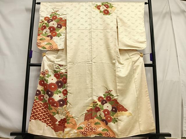 ■■■　サイズ　■■■ 身丈 156cm（肩から） 裄丈 63cm 袖丈 62cm　縫込み 3cm 袖幅 33cm 前幅 24cm 後幅 29cm 着物縫いこみ 内揚げ 0cm 裄 お袖側 約2.5cm　身頃側 約3cm ■■■　商品詳細　■■■ 【正絹】 状態は画像を添付しておりますので、そちらをご確認下さいますよう宜しくお願い致します。 大変上質な逸品になります。 お安く出品致しますので、是非この機会にいかがでしょうか？ ■■■　注意事項　■■■ ■モニター発色の具合により色合いが異なる場合がございます。 ■寸法は多少の誤差が生じる場合がございますのでご了承ください。 ■縫込みの長さが左右非対称の場合は短い部分を記載しております。 左右非対称であってもご返品・お値引き等の保証は出来かねますので、ご了承の上ご購入をお願い致します。 ■シミ等のチェックには注意を払っておりますが、見落としがある場合もございますし、個人の見解も様々ですので神経質な方のご購入はお控えください。 ■箪笥に入っておりました着物や帯なので畳みシワや匂いがあるものもございます。 ■お休みは基本的に土日祝となりますが、その他臨時でお休みする場合がございますのでご了承ください。 ■商品の発送は平日のみの発送となります。 ■夜間と土曜、日曜日はお問い合わせの回答が遅れる場合がございます。 ■当店では、お直し、紋入れ、お手入れ等は承っておりません。 ■生地の状態（ヤケ、経年劣化等）によってはサイズ直しが出来ない場合がございます。 その点もどうかご了承のうえ、ご購入をお願いいたします。 ■弊社で取り扱う商品は一点ものにつき、時期や在庫状況に応じて金額が変更となる場合がございます。 ■検針は行っておりません。予めご了承いただきますようお願いいたします。 ■【洗える着物】と記載のある商品におきましては、商品お届け後に洗濯を行ってしまってからのご返品にはご対応しかねます。 念の為、専門店でのお手入れをお願いいたします。 ■着物のサイズ目安は下記を参考ください↓ ＜女性着物＞　お端折り次第で＋5cm　−1cmが着用可能サイズ 　例）身丈170cmの場合、身長160cm〜175cm ＜男性着物＞　身丈＋約25cm〜27cm程が適応身長 　例）身丈155cmの場合、身長180〜182cm