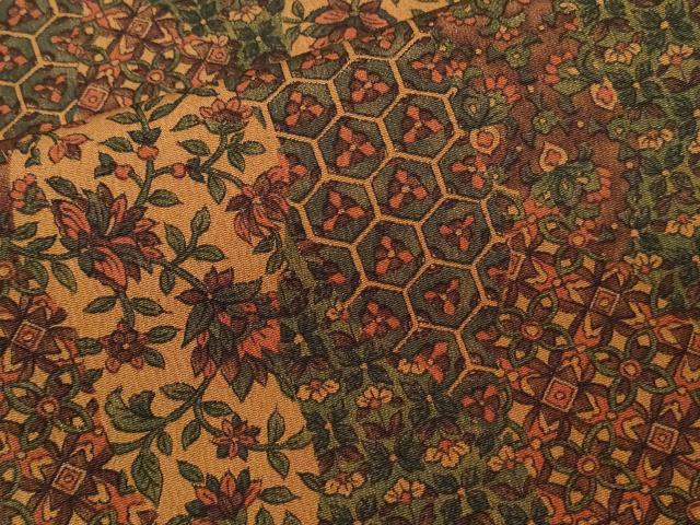 ■■■　サイズ　■■■ 身丈 154cm（肩から） 裄丈 63cm 袖丈 44cm　縫込み 5cm 袖幅 33cm 前幅 22cm 後幅 31cm 着物縫いこみ 内揚げ 6cm 裄 お袖側 約3cm　身頃側 約4cm ■■■　商品詳細　■■■ 【正絹】 状態は特に目立ったシミ汚れなどもなく大変良い状態です。 大変上質な逸品になります。 お安く出品致しますので、是非この機会にいかがでしょうか？ ■■■　注意事項　■■■ ■モニター発色の具合により色合いが異なる場合がございます。 ■寸法は多少の誤差が生じる場合がございますのでご了承ください。 ■縫込みの長さが左右非対称の場合は短い部分を記載しております。 左右非対称であってもご返品・お値引き等の保証は出来かねますので、ご了承の上ご購入をお願い致します。 ■シミ等のチェックには注意を払っておりますが、見落としがある場合もございますし、個人の見解も様々ですので神経質な方のご購入はお控えください。 ■箪笥に入っておりました着物や帯なので畳みシワや匂いがあるものもございます。 ■お休みは基本的に土日祝となりますが、その他臨時でお休みする場合がございますのでご了承ください。 ■商品の発送は平日のみの発送となります。 ■夜間と土曜、日曜日はお問い合わせの回答が遅れる場合がございます。 ■当店では、お直し、紋入れ、お手入れ等は承っておりません。 ■生地の状態（ヤケ、経年劣化等）によってはサイズ直しが出来ない場合がございます。 その点もどうかご了承のうえ、ご購入をお願いいたします。 ■弊社で取り扱う商品は一点ものにつき、時期や在庫状況に応じて金額が変更となる場合がございます。 ■検針は行っておりません。予めご了承いただきますようお願いいたします。 ■【洗える着物】と記載のある商品におきましては、商品お届け後に洗濯を行ってしまってからのご返品にはご対応しかねます。 念の為、専門店でのお手入れをお願いいたします。 ■着物のサイズ目安は下記を参考ください↓ ＜女性着物＞　お端折り次第で＋5cm　−1cmが着用可能サイズ 　例）身丈170cmの場合、身長160cm〜175cm ＜男性着物＞　身丈＋約25cm〜27cm程が適応身長 　例）身丈155cmの場合、身長180〜182cm