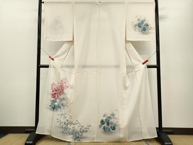 ■■■　サイズ　■■■ 身丈 163cm（肩から） 裄丈 69cm 袖丈 48cm　縫込み 5.5cm 袖幅 34.5cm 前幅 23.5cm 後幅 30cm 着物縫いこみ 内揚げ 0cm 裄 お袖側 約1.5cm　身頃側 約1.5cm ■■■　商品詳細　■■■ 【正絹・未使用】 状態は特に目立ったシミ汚れなどもなく大変良い状態です。 大変上質な逸品になります。 お安く出品致しますので、是非この機会にいかがでしょうか？ ■■■　注意事項　■■■ ■モニター発色の具合により色合いが異なる場合がございます。 ■寸法は多少の誤差が生じる場合がございますのでご了承ください。 ■縫込みの長さが左右非対称の場合は短い部分を記載しております。 左右非対称であってもご返品・お値引き等の保証は出来かねますので、ご了承の上ご購入をお願い致します。 ■シミ等のチェックには注意を払っておりますが、見落としがある場合もございますし、個人の見解も様々ですので神経質な方のご購入はお控えください。 ■箪笥に入っておりました着物や帯なので畳みシワや匂いがあるものもございます。 ■お休みは基本的に土日祝となりますが、その他臨時でお休みする場合がございますのでご了承ください。 ■商品の発送は平日のみの発送となります。 ■夜間と土曜、日曜日はお問い合わせの回答が遅れる場合がございます。 ■当店では、お直し、紋入れ、お手入れ等は承っておりません。 ■生地の状態（ヤケ、経年劣化等）によってはサイズ直しが出来ない場合がございます。 その点もどうかご了承のうえ、ご購入をお願いいたします。 ■弊社で取り扱う商品は一点ものにつき、時期や在庫状況に応じて金額が変更となる場合がございます。 ■検針は行っておりません。予めご了承いただきますようお願いいたします。 ■【洗える着物】と記載のある商品におきましては、商品お届け後に洗濯を行ってしまってからのご返品にはご対応しかねます。 念の為、専門店でのお手入れをお願いいたします。 ■着物のサイズ目安は下記を参考ください↓ ＜女性着物＞　お端折り次第で＋5cm　−1cmが着用可能サイズ 　例）身丈170cmの場合、身長160cm〜175cm ＜男性着物＞　身丈＋約25cm〜27cm程が適応身長 　例）身丈155cmの場合、身長180〜182cm