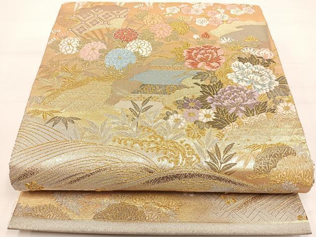 ■■■　サイズ　■■■ 長さ 440cm 幅 30.5cm程 ■■■　商品詳細　■■■ 【正絹・関西仕立て】 詳細に関しましては、画像をご確認ください。 大変上質な逸品になります。 お安く出品致しますので、是非この機会にいかがでしょうか？ ※汚れ等に関しましては、着用時には見えない部分になりますのであまり気にならずお召になれるかと思います。 ■■■　注意事項　■■■ ■モニター発色の具合により色合いが異なる場合がございます。 ■寸法は多少の誤差が生じる場合がございますのでご了承ください。 ■縫込みの長さが左右非対称の場合は短い部分を記載しております。 左右非対称であってもご返品・お値引き等の保証は出来かねますので、ご了承の上ご購入をお願い致します。 ■シミ等のチェックには注意を払っておりますが、見落としがある場合もございますし、個人の見解も様々ですので神経質な方のご購入はお控えください。 ■箪笥に入っておりました着物や帯なので畳みシワや匂いがあるものもございます。 ■お休みは基本的に土日祝となりますが、その他臨時でお休みする場合がございますのでご了承ください。 ■商品の発送は平日のみの発送となります。 ■夜間と土曜、日曜日はお問い合わせの回答が遅れる場合がございます。 ■当店では、お直し、紋入れ、お手入れ等は承っておりません。 ■生地の状態（ヤケ、経年劣化等）によってはサイズ直しが出来ない場合がございます。 その点もどうかご了承のうえ、ご購入をお願いいたします。 ■弊社で取り扱う商品は一点ものにつき、時期や在庫状況に応じて金額が変更となる場合がございます。 ■検針は行っておりません。予めご了承いただきますようお願いいたします。 ■【洗える着物】と記載のある商品におきましては、商品お届け後に洗濯を行ってしまってからのご返品にはご対応しかねます。 念の為、専門店でのお手入れをお願いいたします。 ■着物のサイズ目安は下記を参考ください↓ ＜女性着物＞　お端折り次第で＋5cm　−1cmが着用可能サイズ 　例）身丈170cmの場合、身長160cm〜175cm ＜男性着物＞　身丈＋約25cm〜27cm程が適応身長 　例）身丈155cmの場合、身長180〜182cm