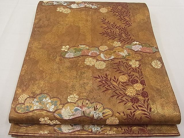 ■■■　サイズ　■■■ 長さ 436cm 幅 30.5cm程 ■■■　商品詳細　■■■ 【正絹・芯なし】 状態は接写画像のように 裏地・柄止まりに薄いアクがございますが その他特に目立ったシミ汚れなどもなく大変良い状態です。 着用時には見えない部分になりますので、あまり気にならずお召になれるかと思います。 大変上質な逸品になります。 お安く出品致しますので、是非この機会にいかがでしょうか？ ■■■　注意事項　■■■ ■モニター発色の具合により色合いが異なる場合がございます。 ■寸法は多少の誤差が生じる場合がございますのでご了承ください。 ■縫込みの長さが左右非対称の場合は短い部分を記載しております。 左右非対称であってもご返品・お値引き等の保証は出来かねますので、ご了承の上ご購入をお願い致します。 ■シミ等のチェックには注意を払っておりますが、見落としがある場合もございますし、個人の見解も様々ですので神経質な方のご購入はお控えください。 ■箪笥に入っておりました着物や帯なので畳みシワや匂いがあるものもございます。 ■お休みは基本的に土日祝となりますが、その他臨時でお休みする場合がございますのでご了承ください。 ■商品の発送は平日のみの発送となります。 ■夜間と土曜、日曜日はお問い合わせの回答が遅れる場合がございます。 ■当店では、お直し、紋入れ、お手入れ等は承っておりません。 ■生地の状態（ヤケ、経年劣化等）によってはサイズ直しが出来ない場合がございます。 その点もどうかご了承のうえ、ご購入をお願いいたします。 ■弊社で取り扱う商品は一点ものにつき、時期や在庫状況に応じて金額が変更となる場合がございます。 ■検針は行っておりません。予めご了承いただきますようお願いいたします。 ■【洗える着物】と記載のある商品におきましては、商品お届け後に洗濯を行ってしまってからのご返品にはご対応しかねます。 念の為、専門店でのお手入れをお願いいたします。 ■着物のサイズ目安は下記を参考ください↓ ＜女性着物＞　お端折り次第で＋5cm　−1cmが着用可能サイズ 　例）身丈170cmの場合、身長160cm〜175cm ＜男性着物＞　身丈＋約25cm〜27cm程が適応身長 　例）身丈155cmの場合、身長180〜182cm