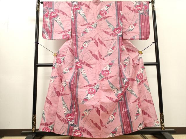 ■■■　サイズ　■■■ 身丈 159.5cm（肩から） 裄丈 65cm 袖丈 49cm　縫込み 2cm 袖幅 33cm 前幅 22.5cm 後幅 30cm 着物縫いこみ 内揚げ 0cm 裄 お袖側 約4cm　身頃側 約4cm ■■■　商品詳細　■■■ 【綿】 状態は特に目立ったシミ汚れなどもなく大変良い状態です。 大変上質な逸品になります。 お安く出品致しますので、是非この機会にいかがでしょうか？ ■■■　注意事項　■■■ ■モニター発色の具合により色合いが異なる場合がございます。 ■寸法は多少の誤差が生じる場合がございますのでご了承ください。 ■縫込みの長さが左右非対称の場合は短い部分を記載しております。 左右非対称であってもご返品・お値引き等の保証は出来かねますので、ご了承の上ご購入をお願い致します。 ■シミ等のチェックには注意を払っておりますが、見落としがある場合もございますし、個人の見解も様々ですので神経質な方のご購入はお控えください。 ■箪笥に入っておりました着物や帯なので畳みシワや匂いがあるものもございます。 ■お休みは基本的に土日祝となりますが、その他臨時でお休みする場合がございますのでご了承ください。 ■商品の発送は平日のみの発送となります。 ■夜間と土曜、日曜日はお問い合わせの回答が遅れる場合がございます。 ■当店では、お直し、紋入れ、お手入れ等は承っておりません。 ■生地の状態（ヤケ、経年劣化等）によってはサイズ直しが出来ない場合がございます。 その点もどうかご了承のうえ、ご購入をお願いいたします。 ■弊社で取り扱う商品は一点ものにつき、時期や在庫状況に応じて金額が変更となる場合がございます。 ■検針は行っておりません。予めご了承いただきますようお願いいたします。 ■【洗える着物】と記載のある商品におきましては、商品お届け後に洗濯を行ってしまってからのご返品にはご対応しかねます。 念の為、専門店でのお手入れをお願いいたします。 ■写真に写っている物が全てになります。それ以外の付属品はございませんのでご了承ください。 ■状態に関する写真につきましては、掲載可能な写真枚数に限りがあるため、各箇所につき1枚参考画像を掲載しております。 ■着物のサイズ目安は下記を参考ください↓ ＜女性着物＞　お端折り次第で＋5cm　−1cmが着用可能サイズ 　例）身丈170cmの場合、身長160cm〜175cm ＜男性着物＞　身丈＋約25cm〜27cm程が適応身長 　例）身丈155cmの場合、身長180〜182cm